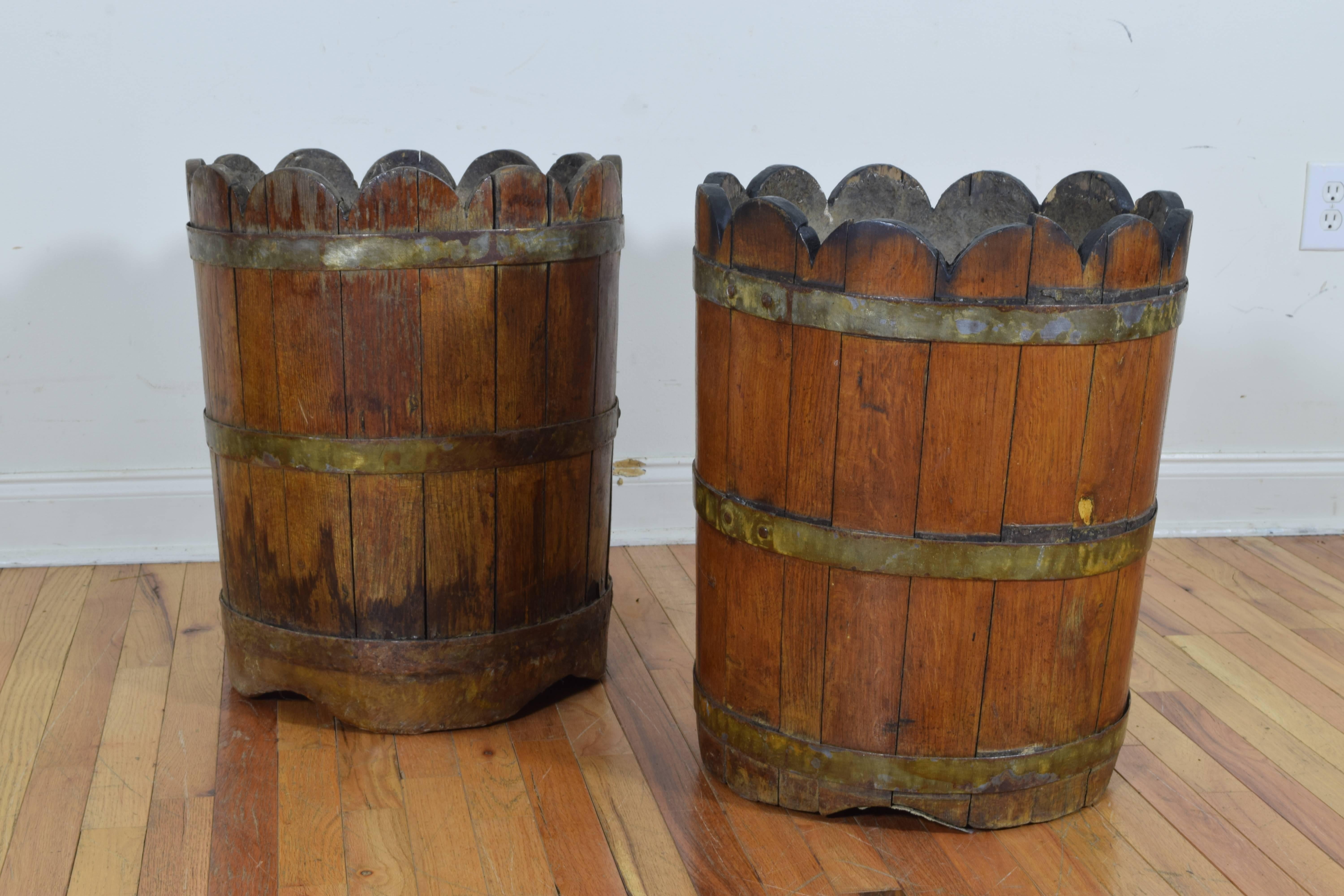 Pair of English Brass Bound Wooden Planters with Scalloped Tops, 19th Century In Good Condition In Atlanta, GA