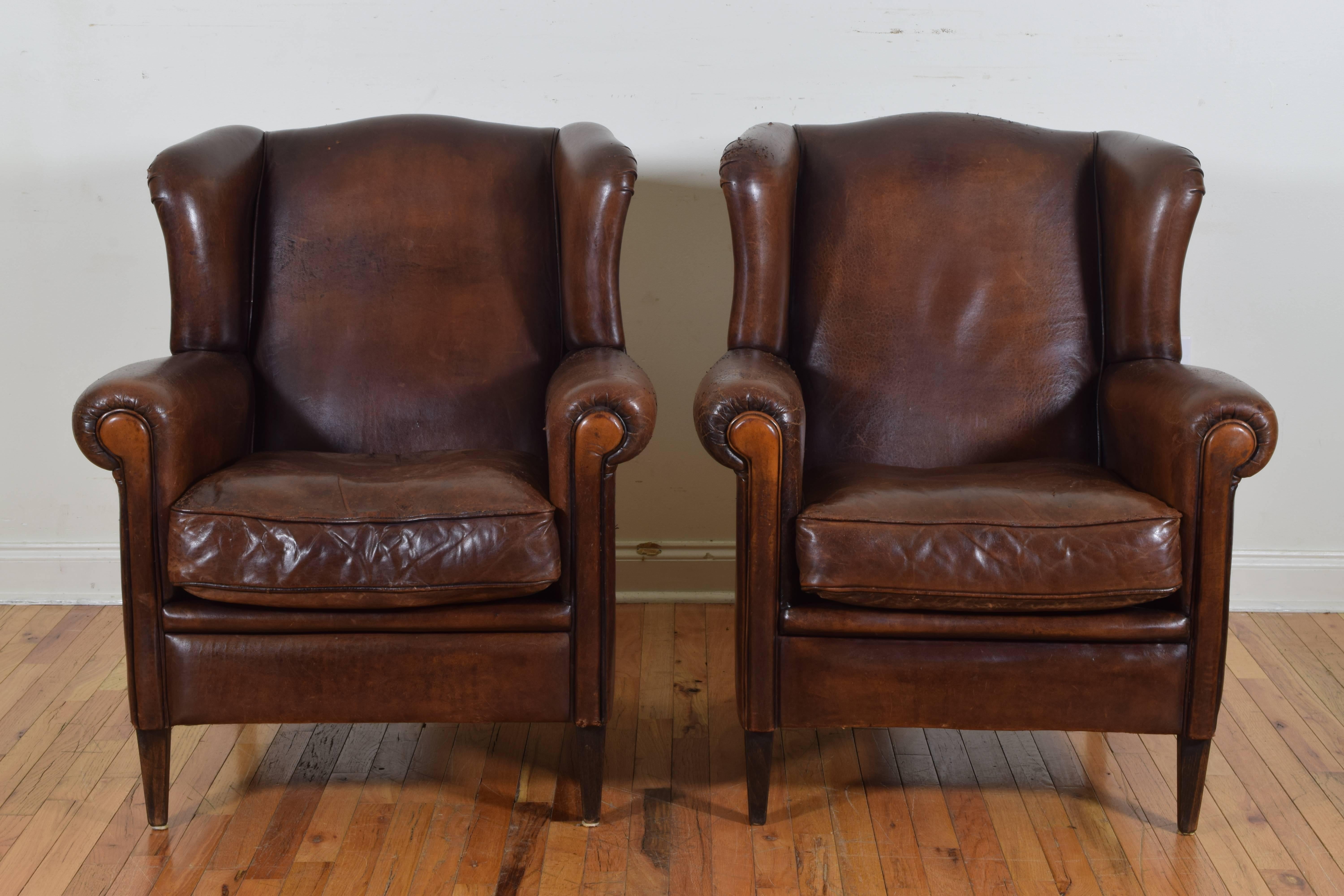 Pair of English Leather Upholstered Wingchairs with Piping, circa 1940s In Excellent Condition In Atlanta, GA