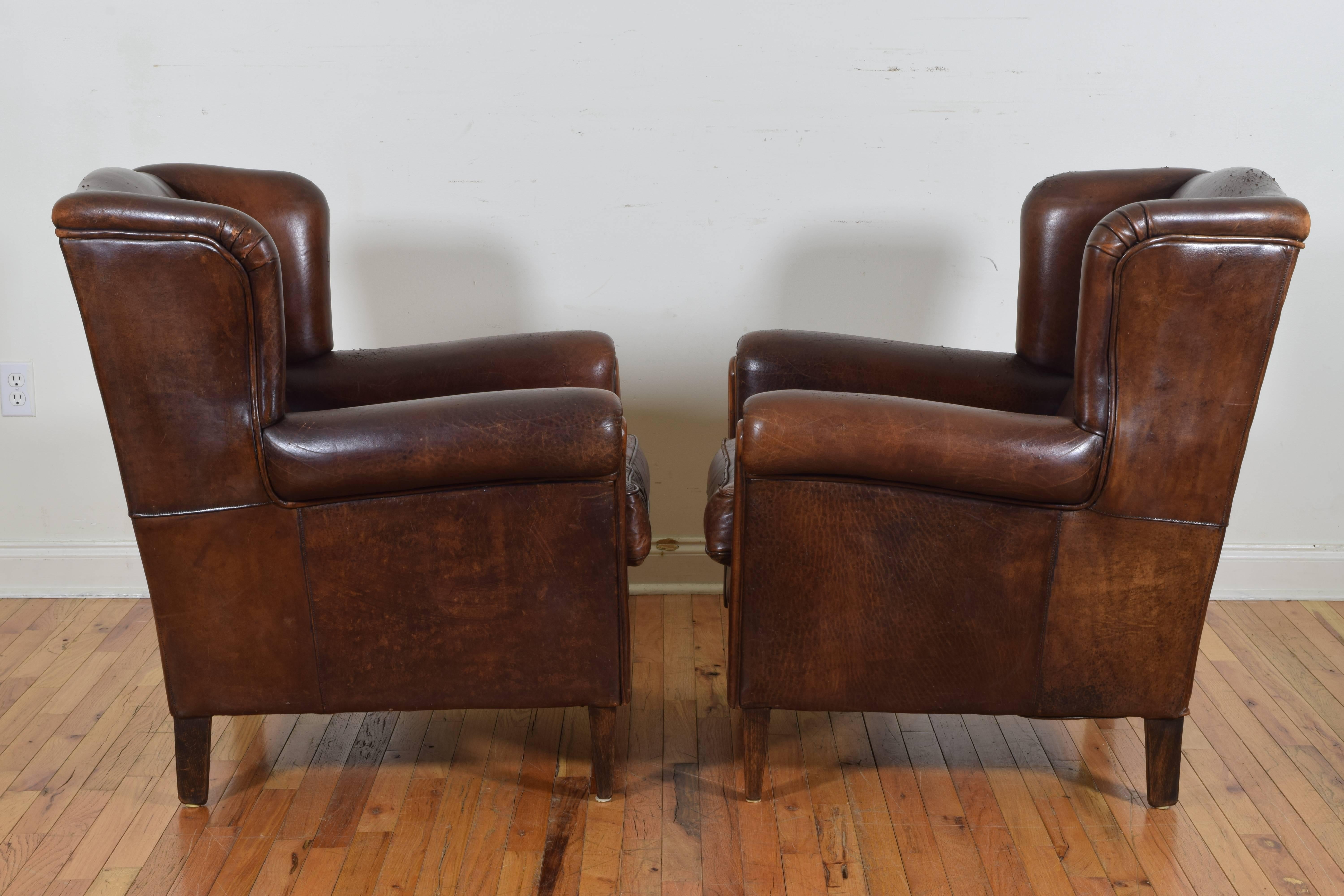 20th Century Pair of English Leather Upholstered Wingchairs with Piping, circa 1940s