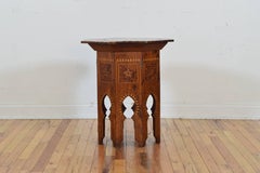 Table pliante octogonale continentale, divers bois, incrustation d'étain