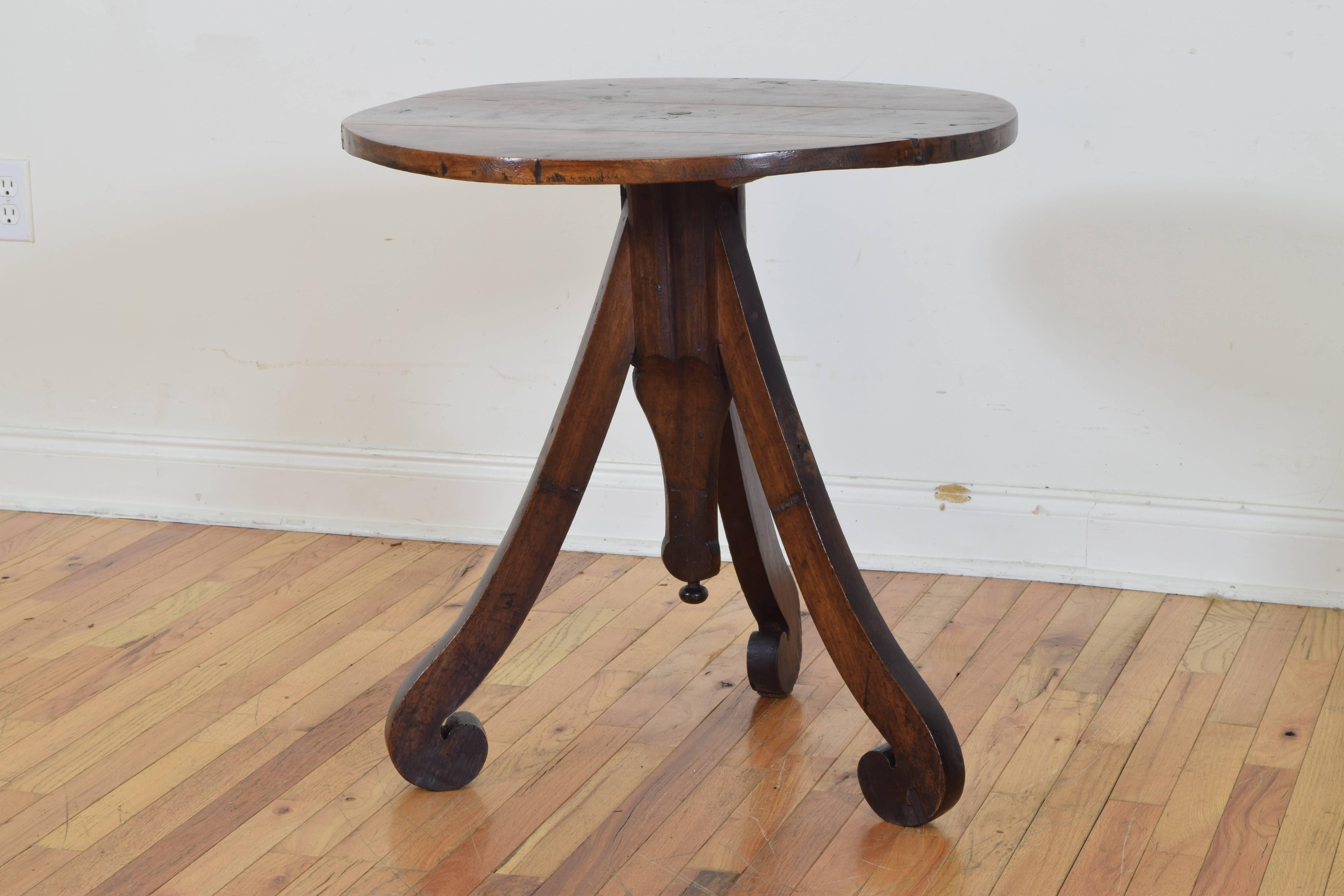 Italian Late Neoclassic Walnut Tripod Table, 1st Half of 19th Century In Excellent Condition In Atlanta, GA