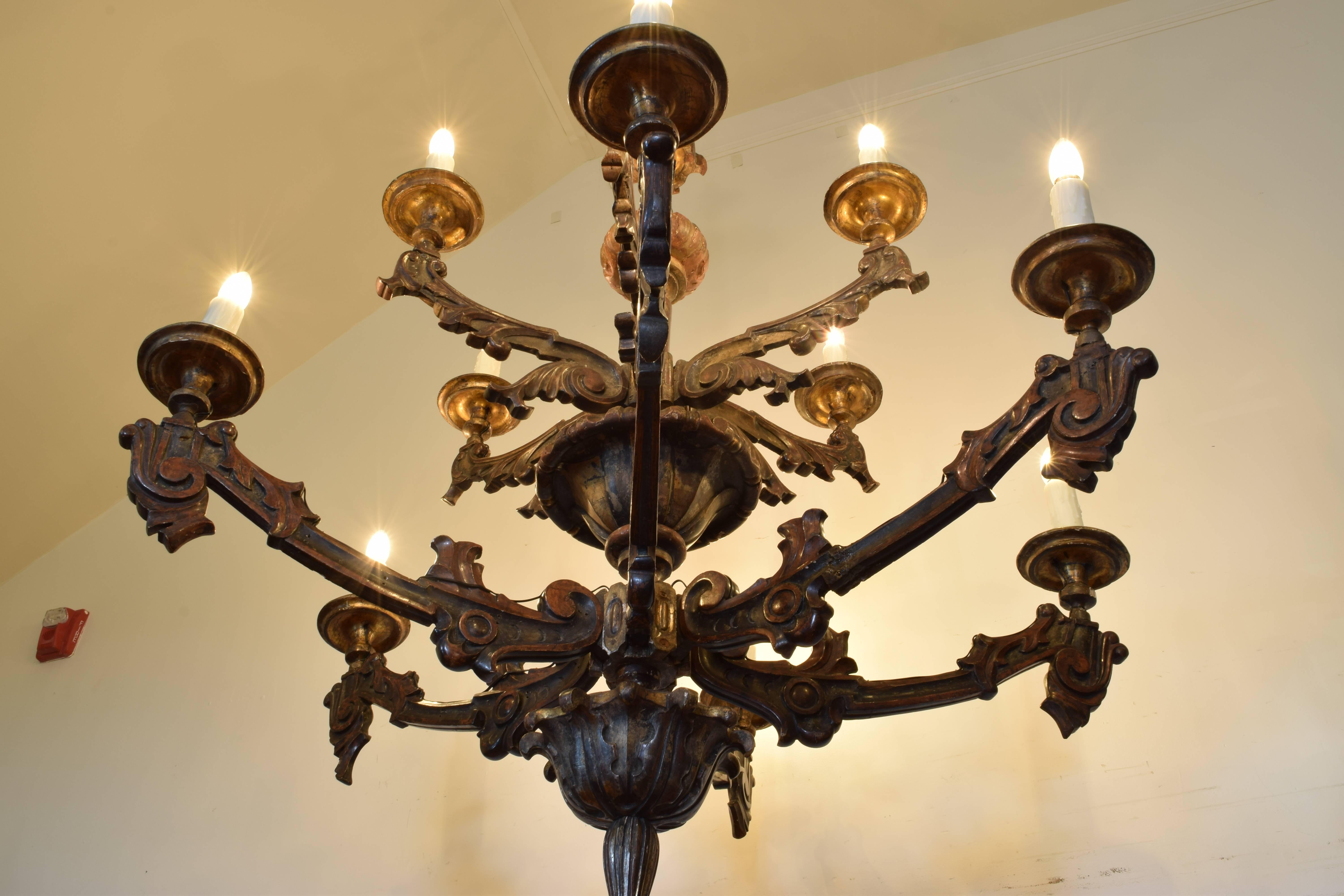 Italian Carved Giltwood Twelve-Arm Chandelier, First Half of the 19th Century In Good Condition In Atlanta, GA