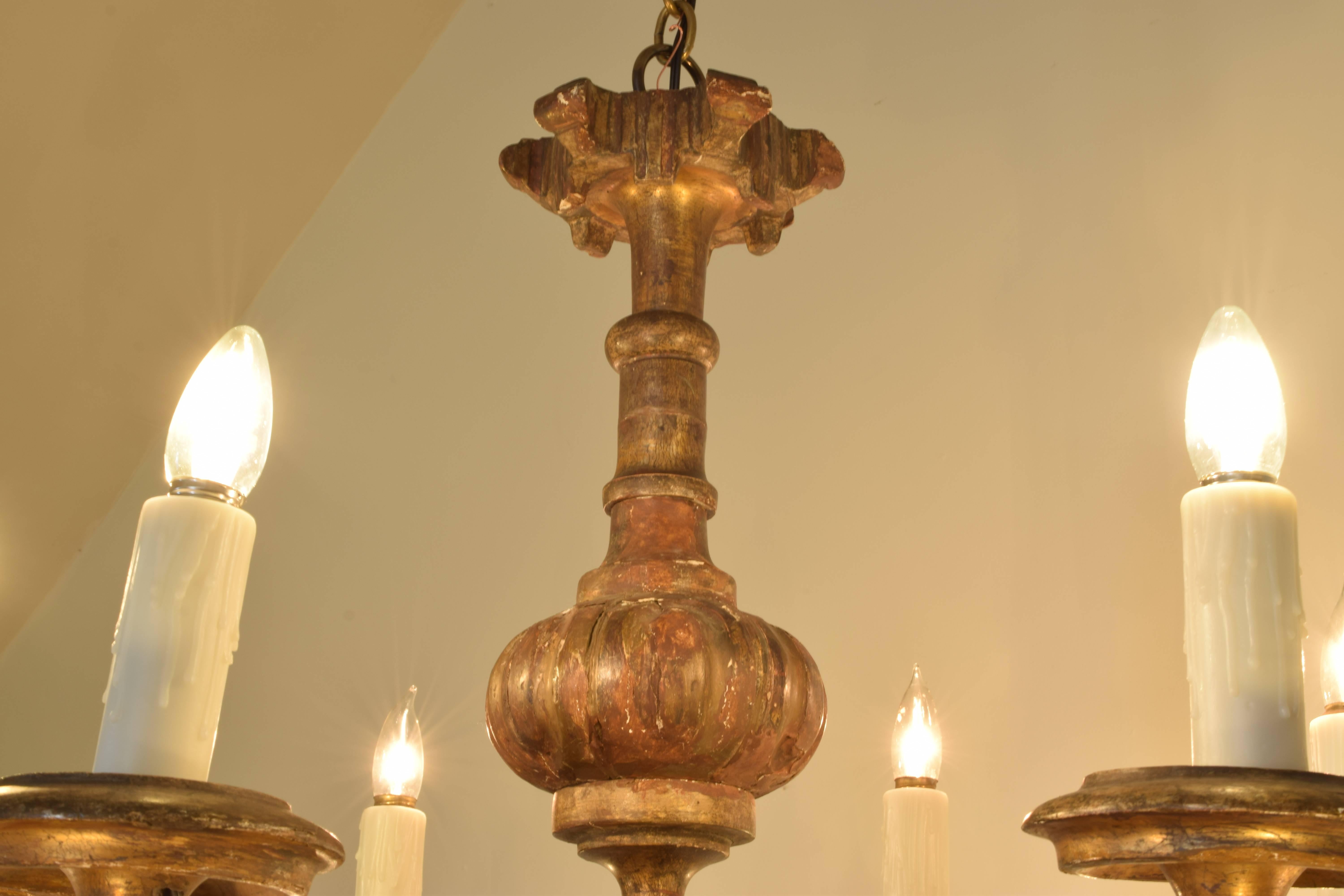 Italian Carved Giltwood Twelve-Arm Chandelier, First Half of the 19th Century 1
