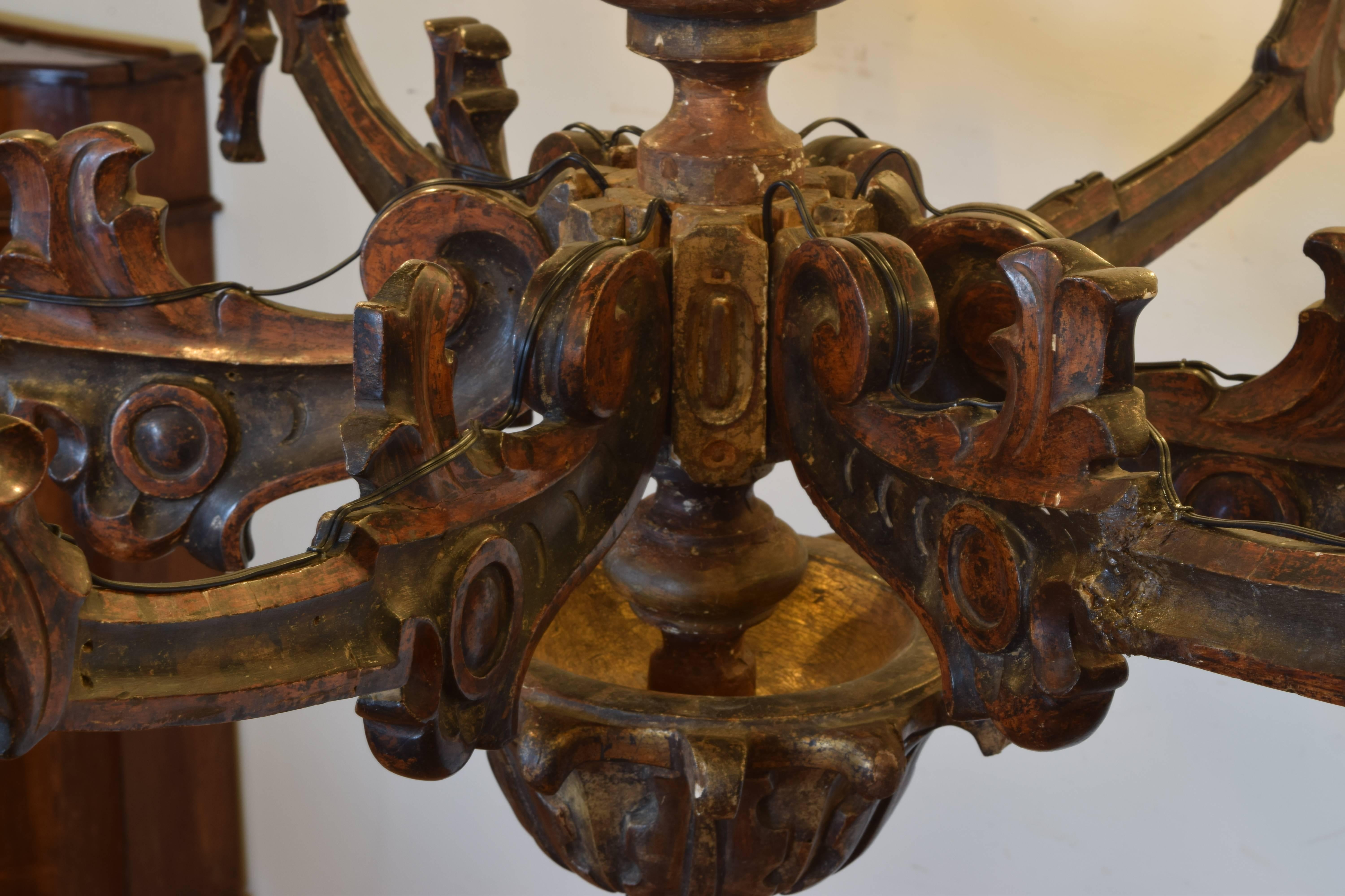 Italian Carved Giltwood Twelve-Arm Chandelier, First Half of the 19th Century 3