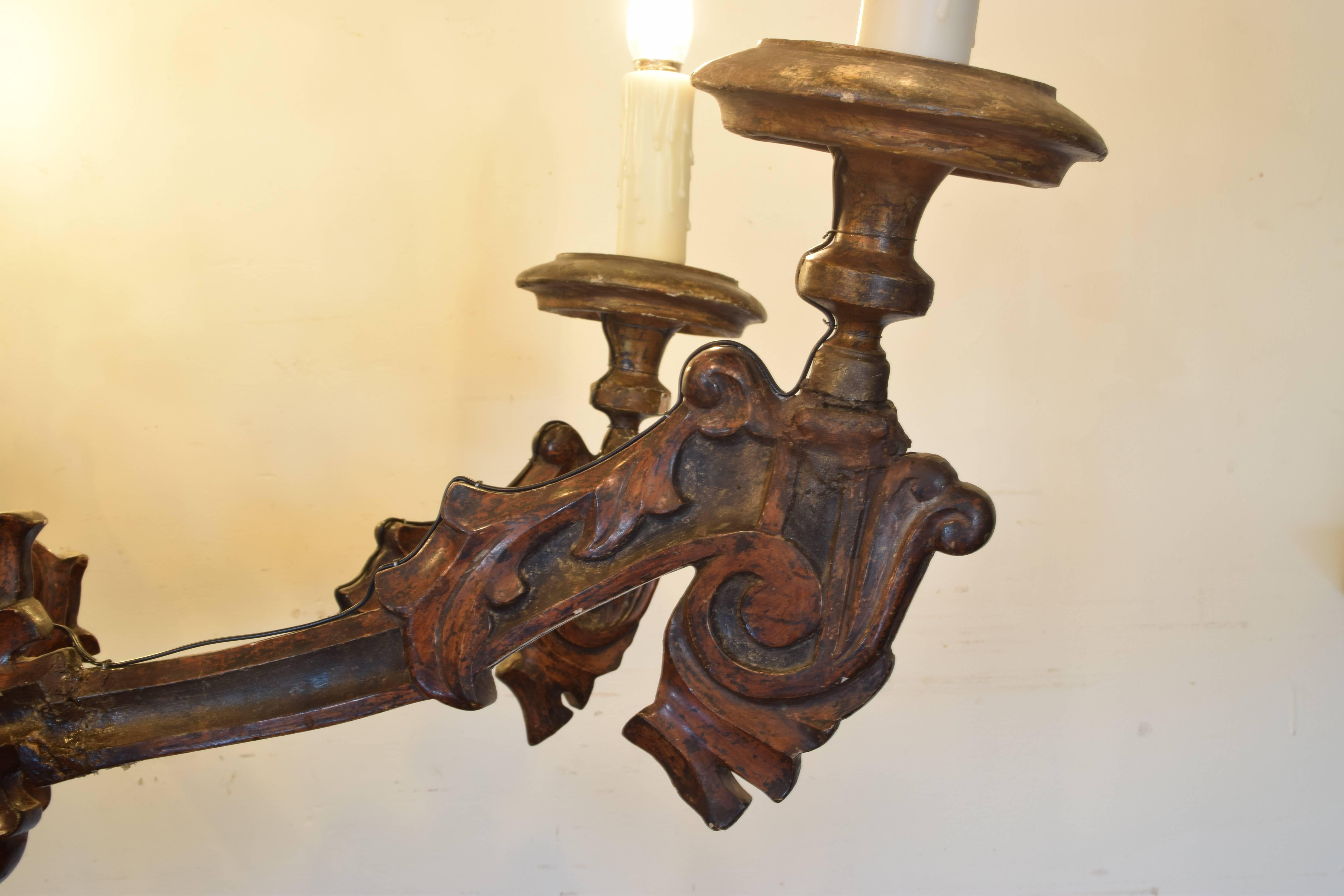 Italian Carved Giltwood Twelve-Arm Chandelier, First Half of the 19th Century 4
