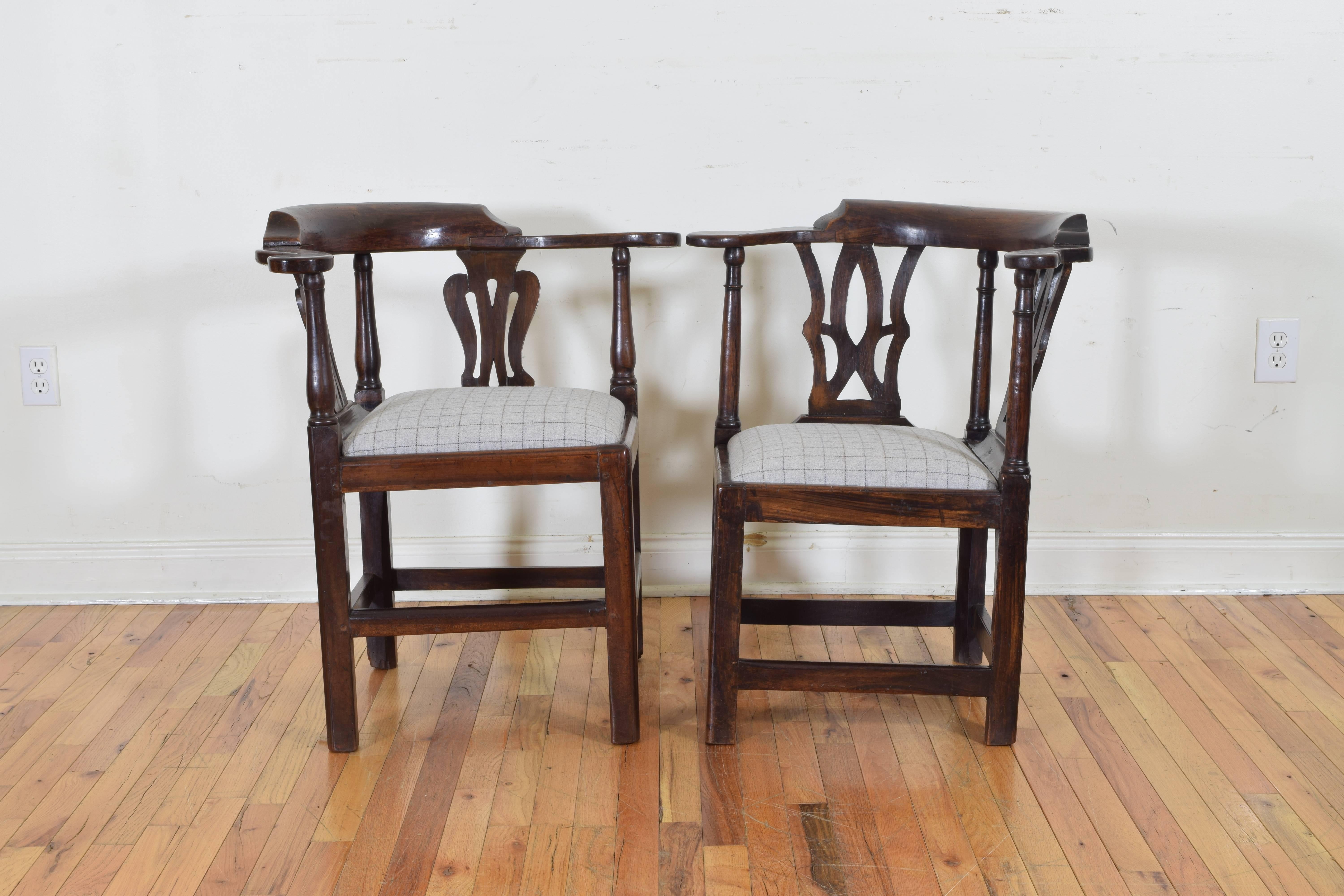 Near Pair of George III Walnut Corner Chairs, Late 18th Century In Excellent Condition In Atlanta, GA