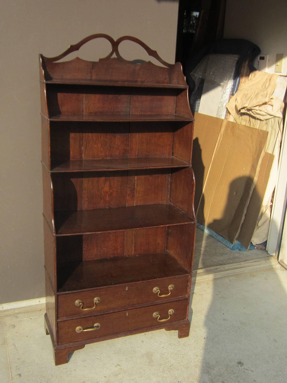 19th Century English Oak Bookcase, Great Scale In Good Condition In Atlanta, GA