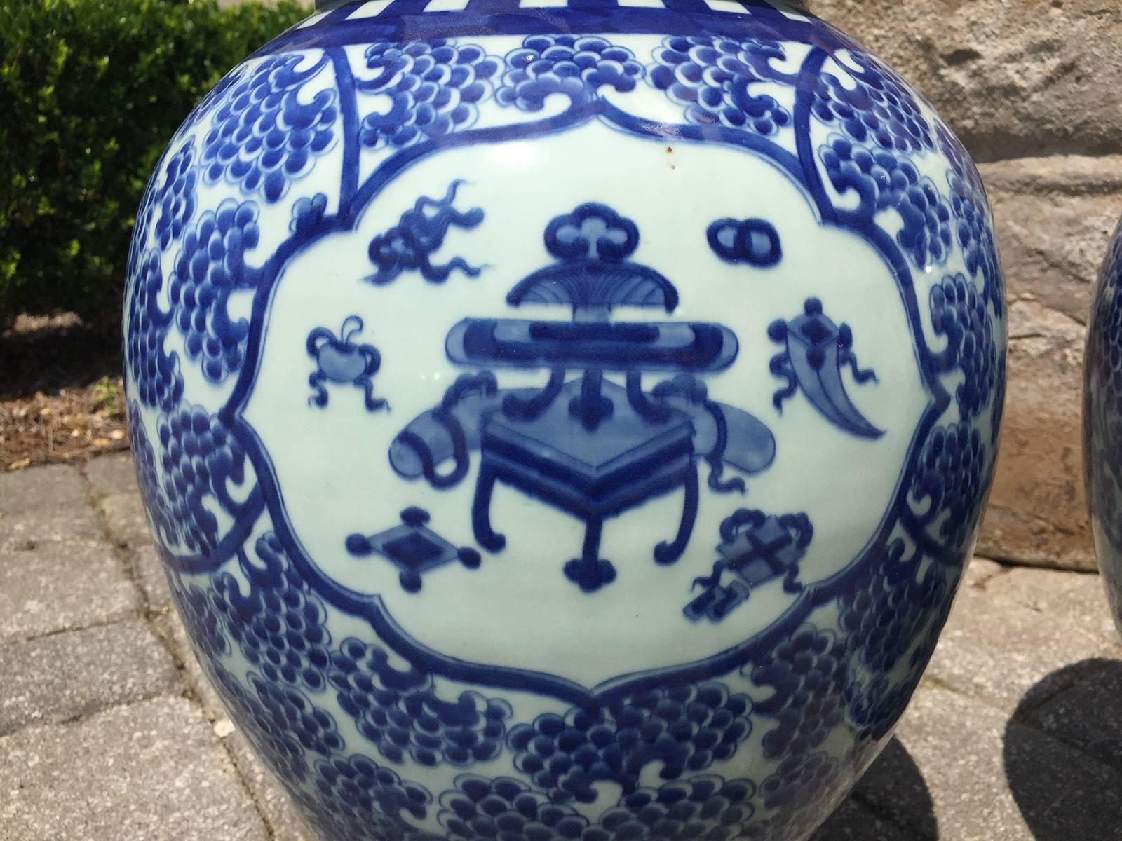Pair of 19th Century Blue and White Chinese Export Jars In Excellent Condition In Atlanta, GA