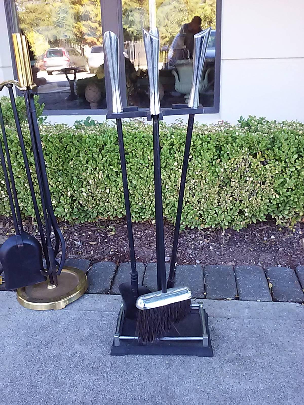 Mid-Century Chrome Fire Tools on Stand In Good Condition For Sale In Atlanta, GA