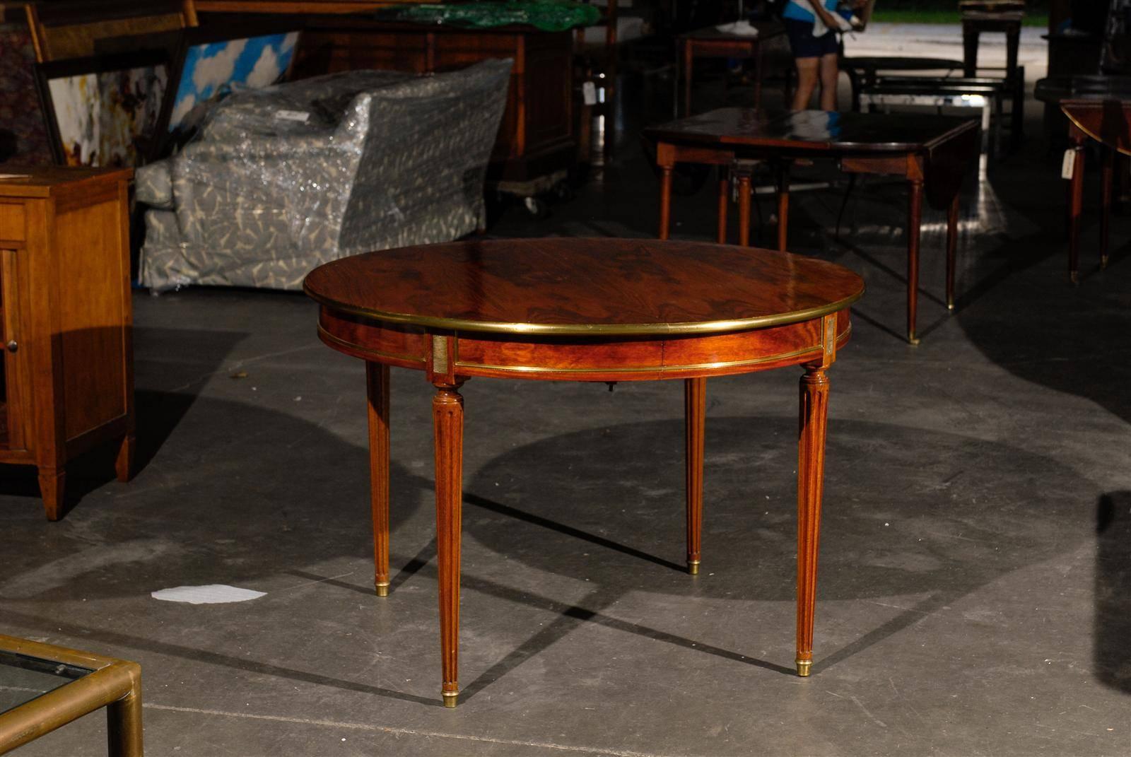 20th Century Louis XVI Style Round Dining Table with Bronze Edge Detail, Fluted Leg, Possibly Attributed to Maison Jansen
No leaves
Super quality
Perfect scale for smaller space dining room