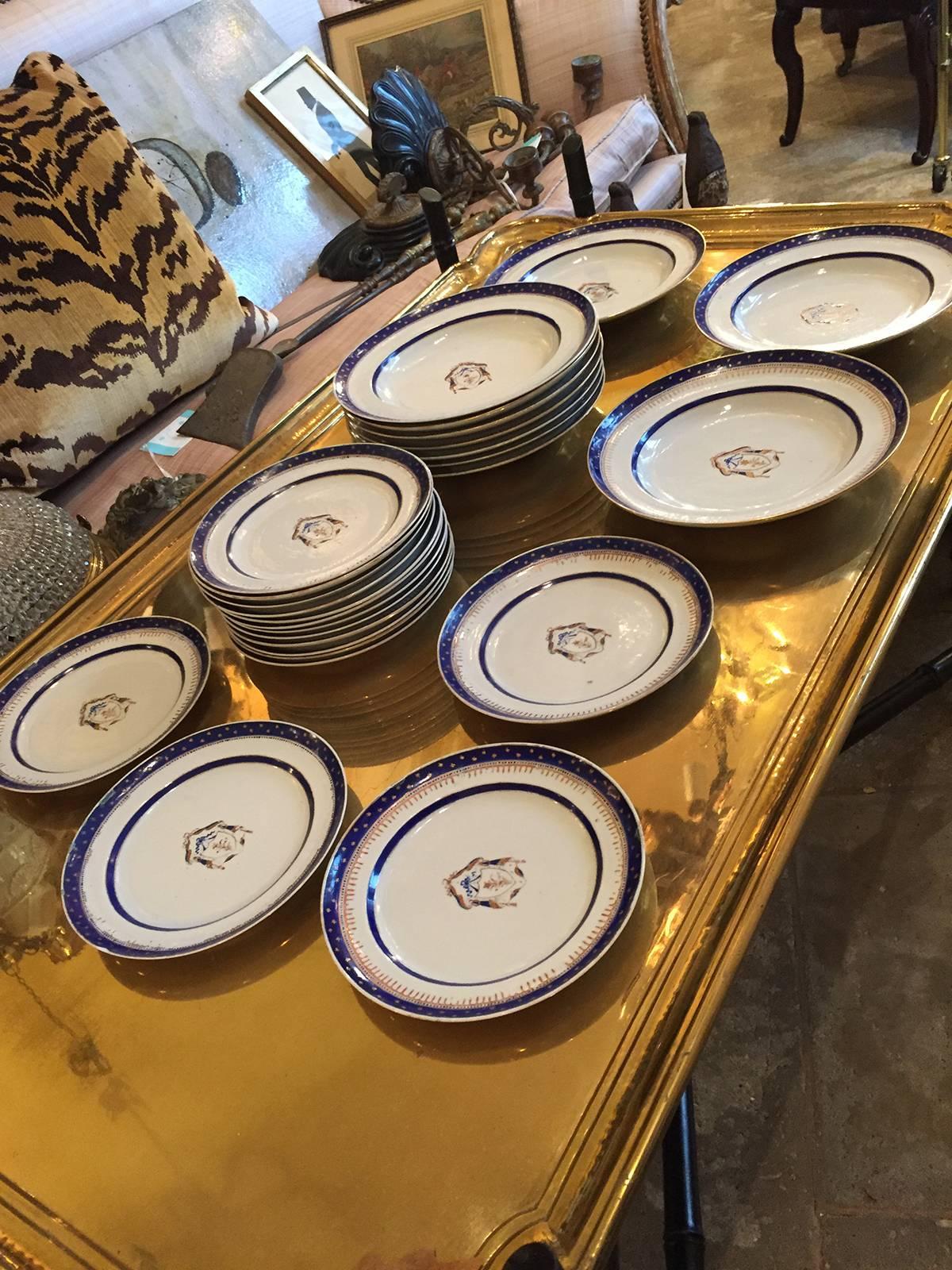 Federal Period Set of Chinese Export Armorial Dishes, circa 1796-1820 In Excellent Condition In Atlanta, GA