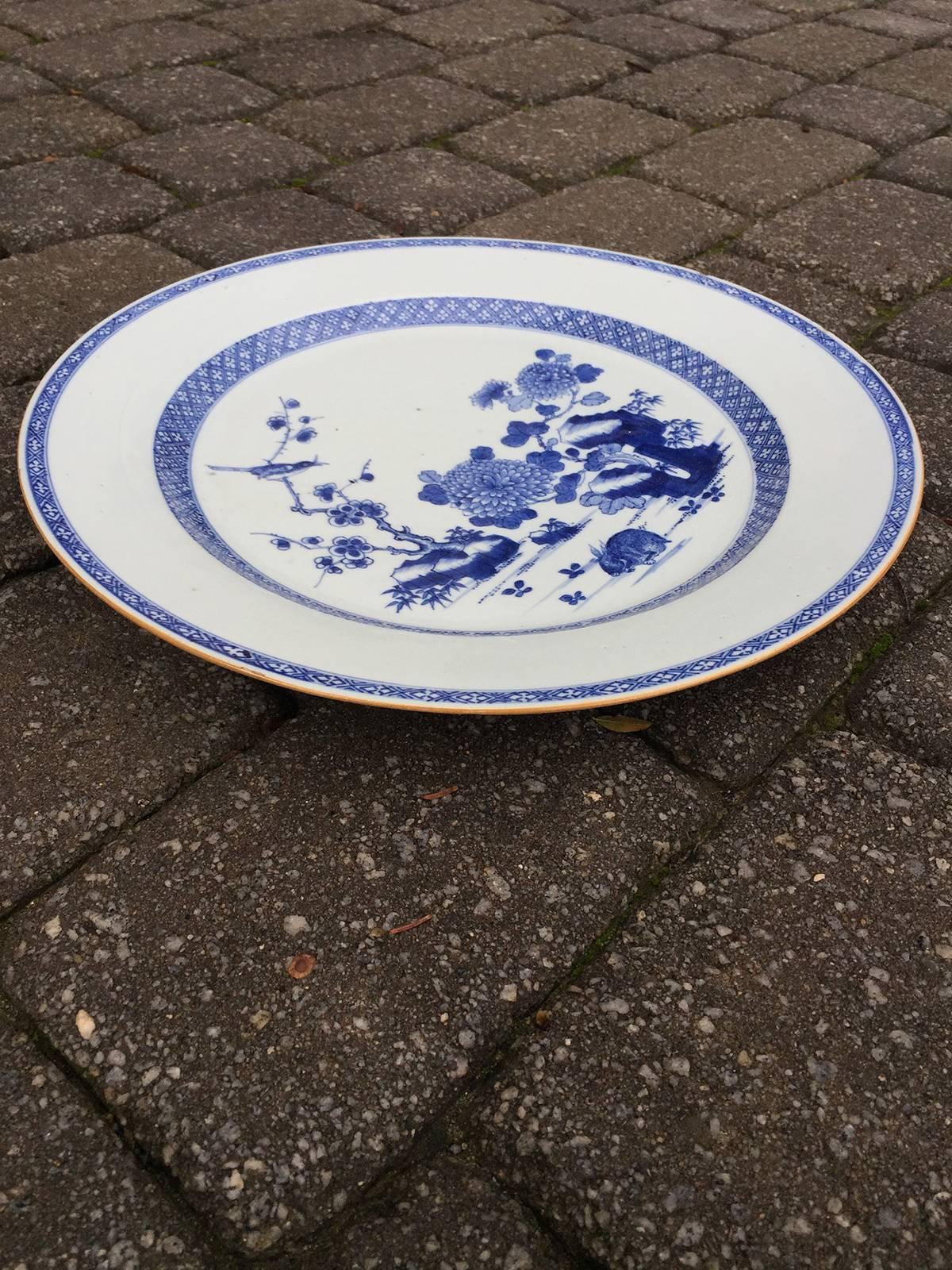 18th Century Chinese Blue and White Plate with Rabbit In Good Condition For Sale In Atlanta, GA