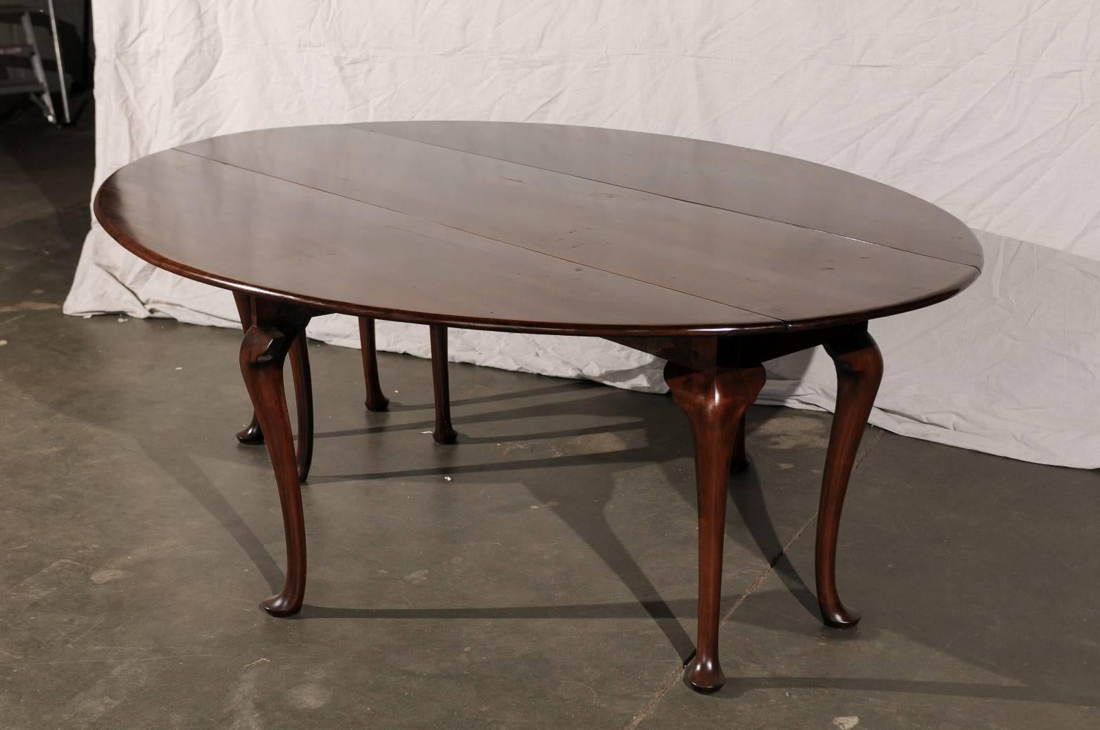 Large 20th Century Queen Anne Style Gateleg Dining Table In Good Condition In Atlanta, GA