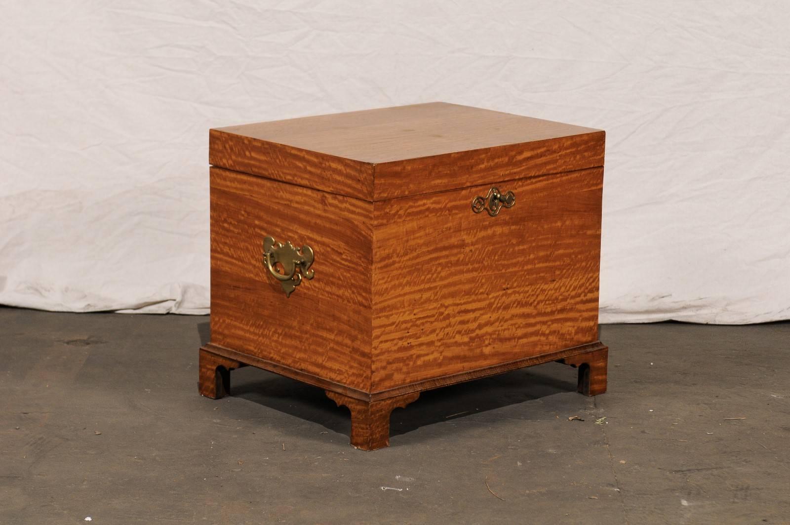 Early 19th Century American Satinwood Cellarette In Good Condition For Sale In Atlanta, GA