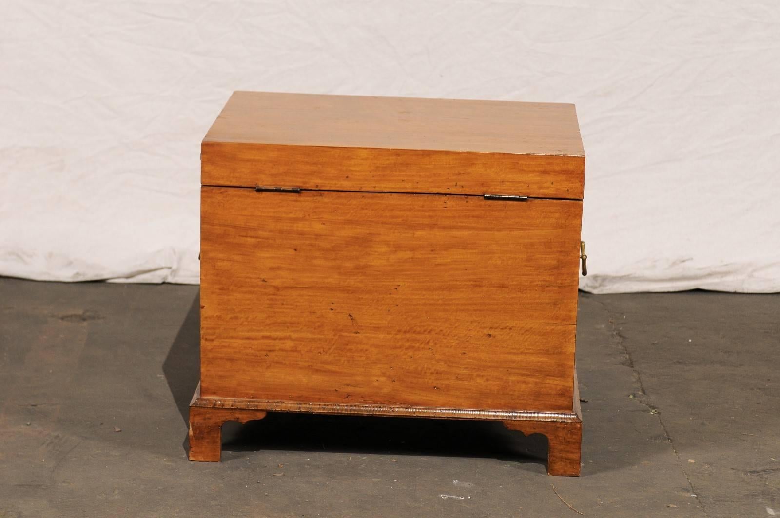 Early 19th Century American Satinwood Cellarette For Sale 2