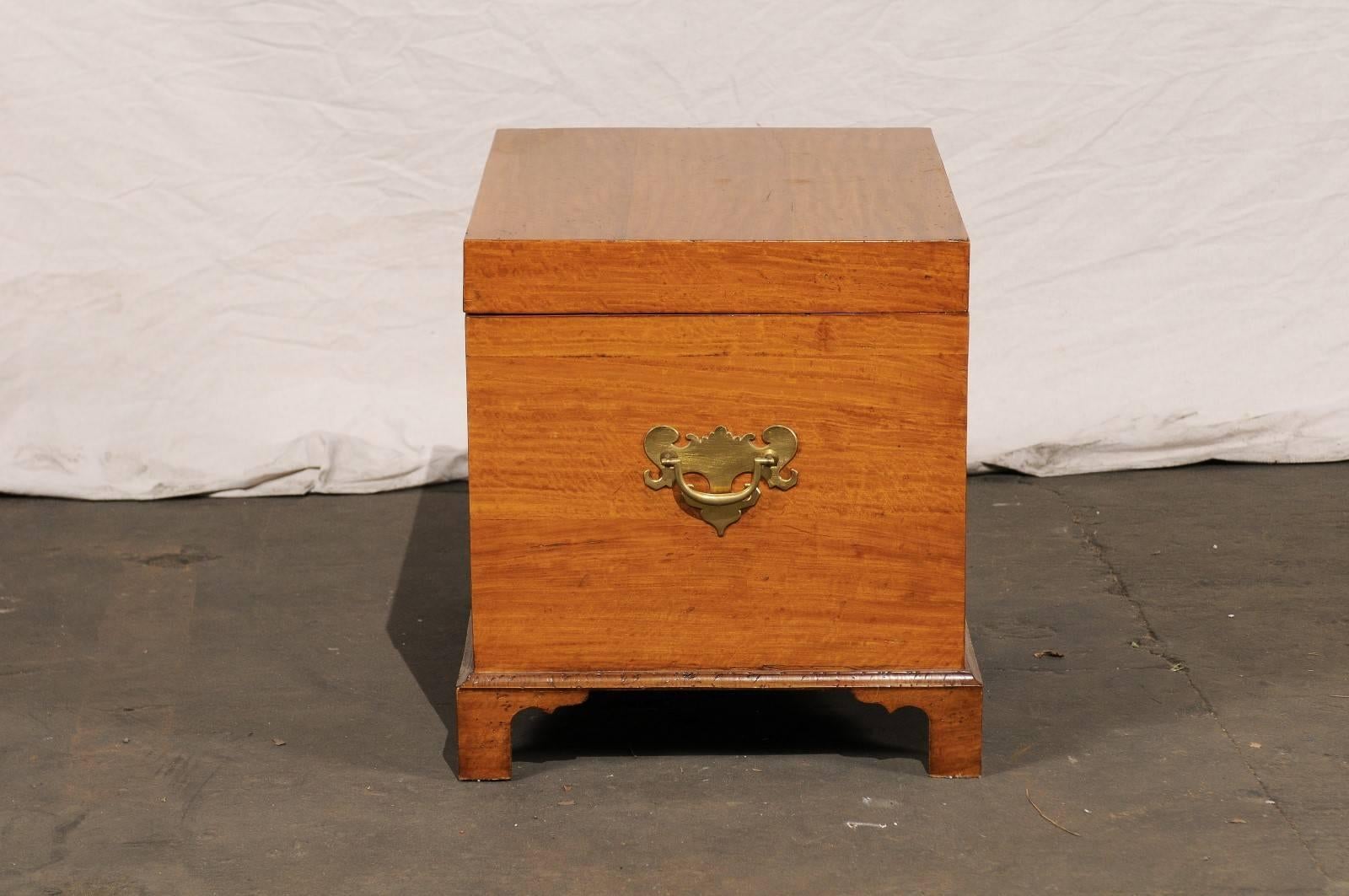 Early 19th Century American Satinwood Cellarette For Sale 4