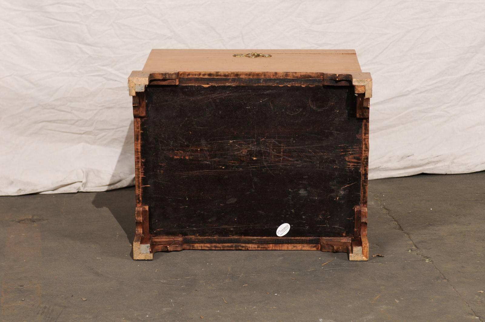 Early 19th Century American Satinwood Cellarette For Sale 5