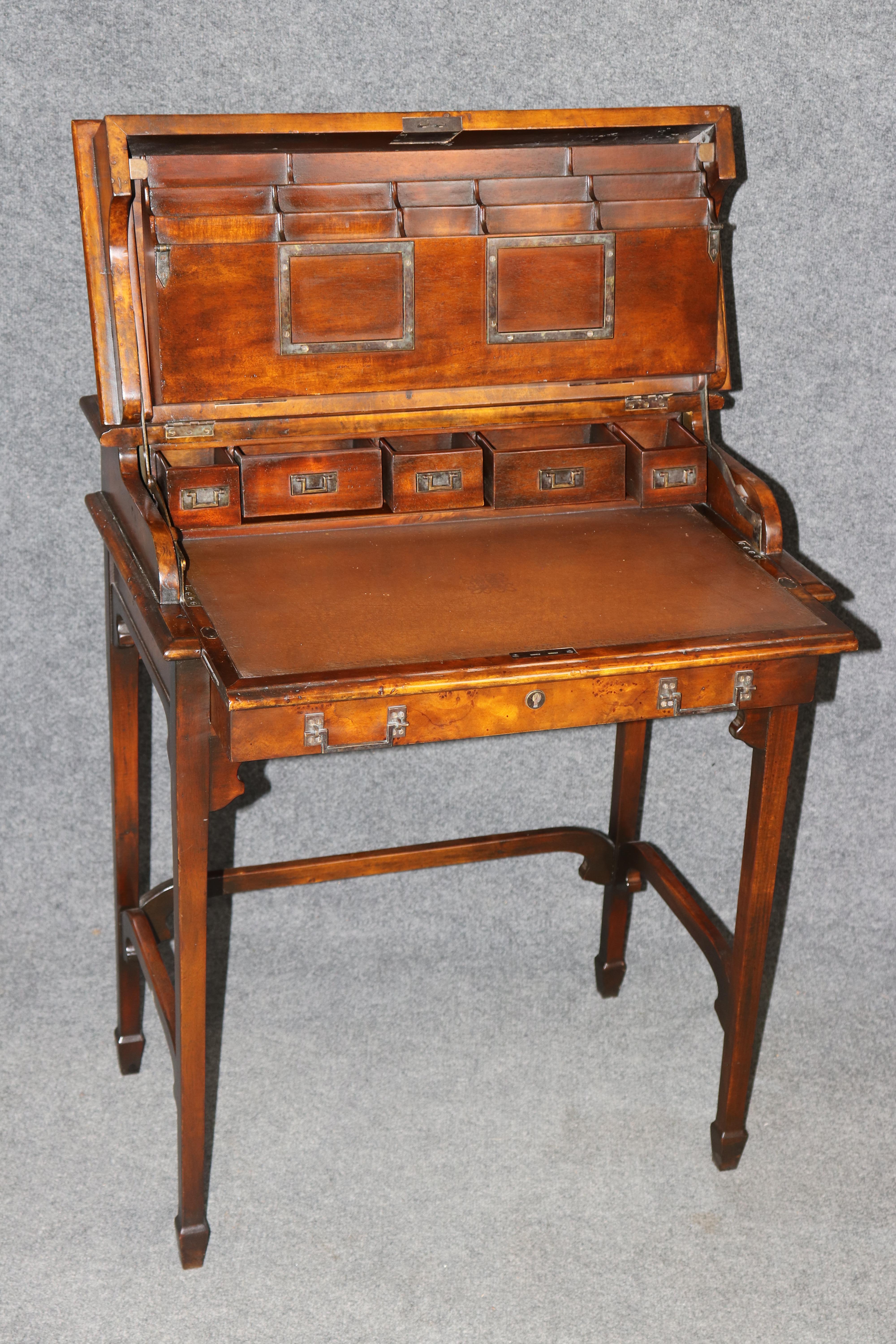 Theodore Alexander Burled Campaign Style Mechanical Desk (20. Jahrhundert) im Angebot