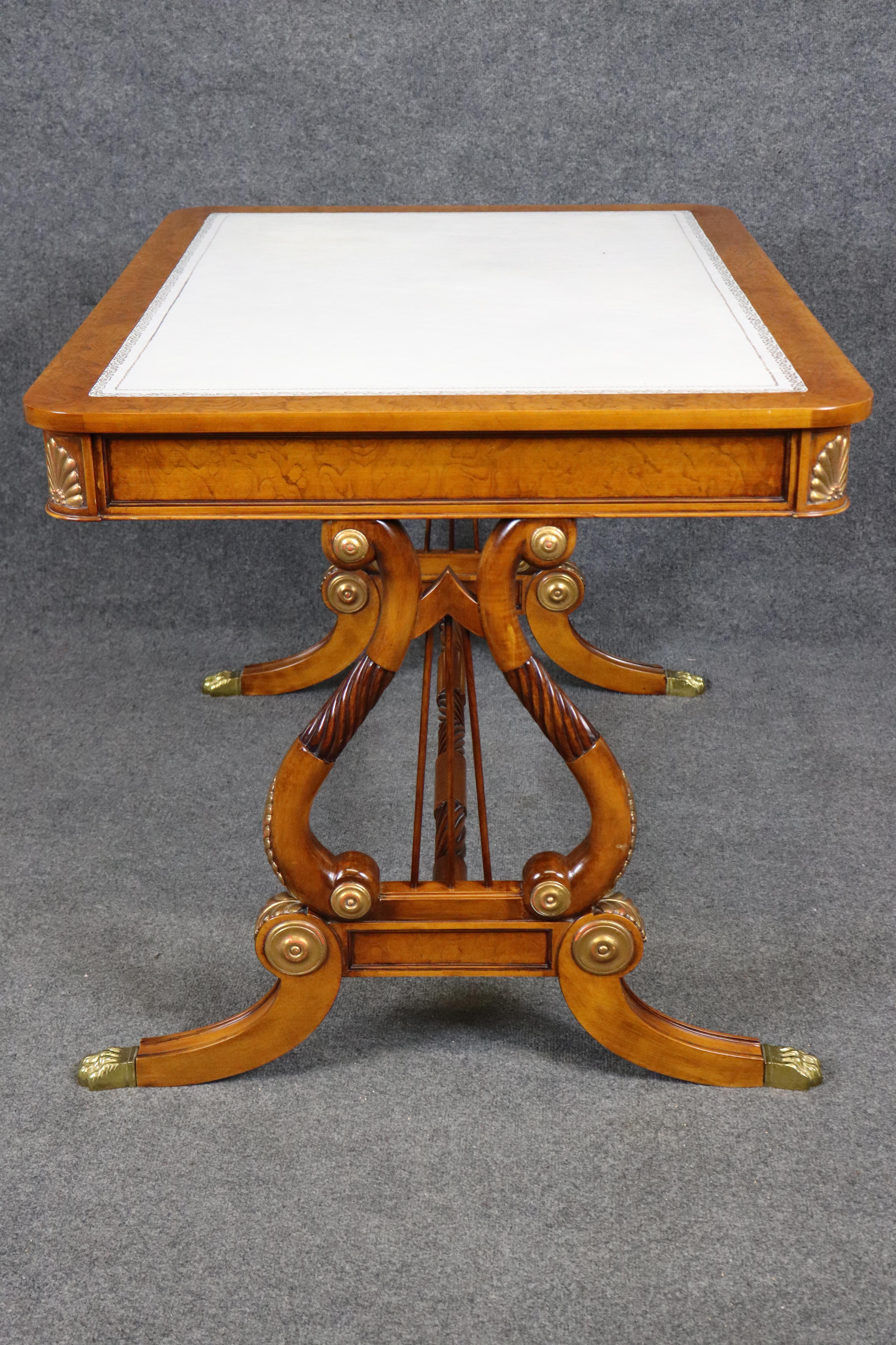 Italian Regency Style Embossed Leather Top Desk (Handgeschnitzt) im Angebot