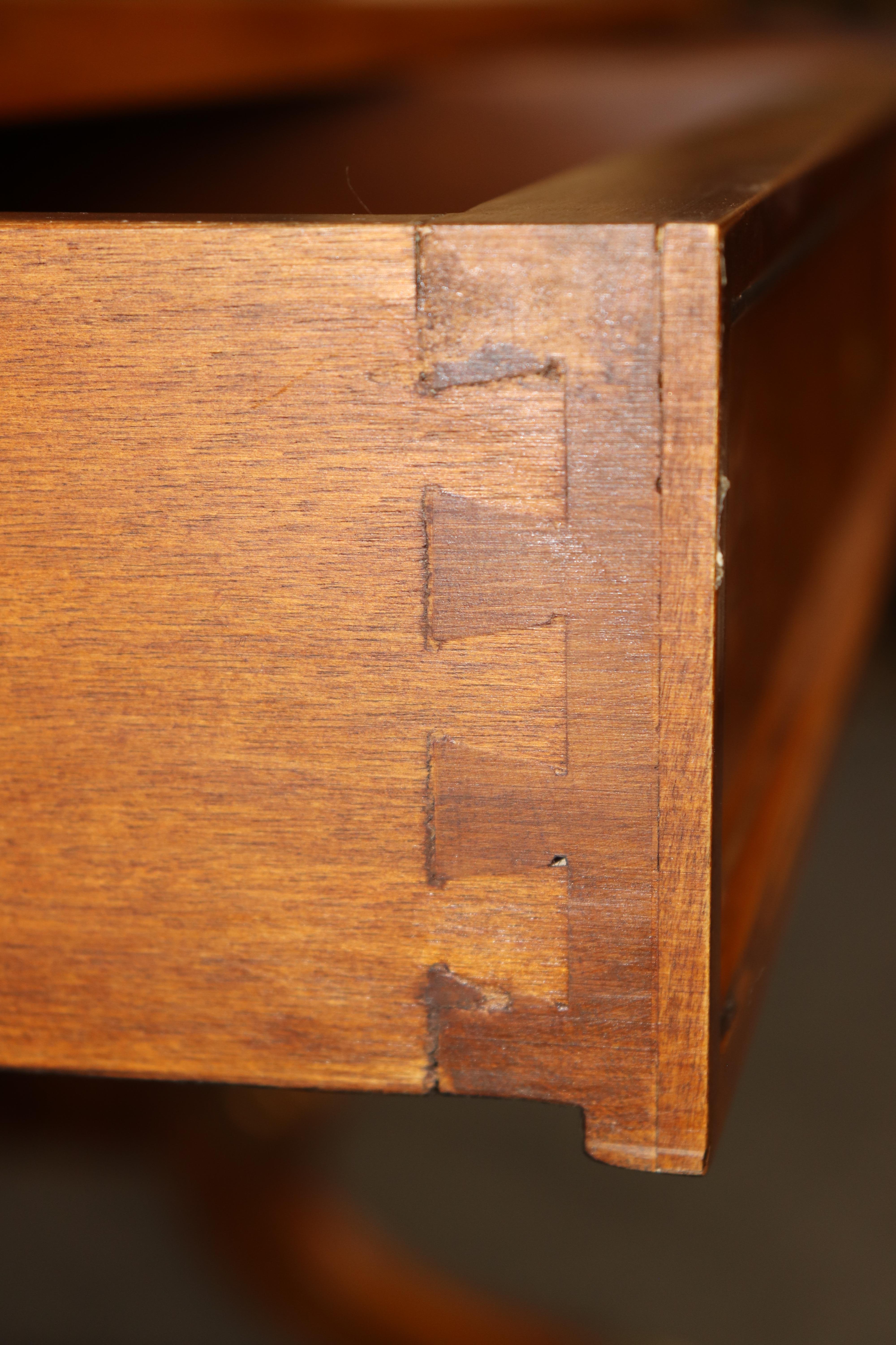 Italian Regency Style Embossed Leather Top Desk im Angebot 1