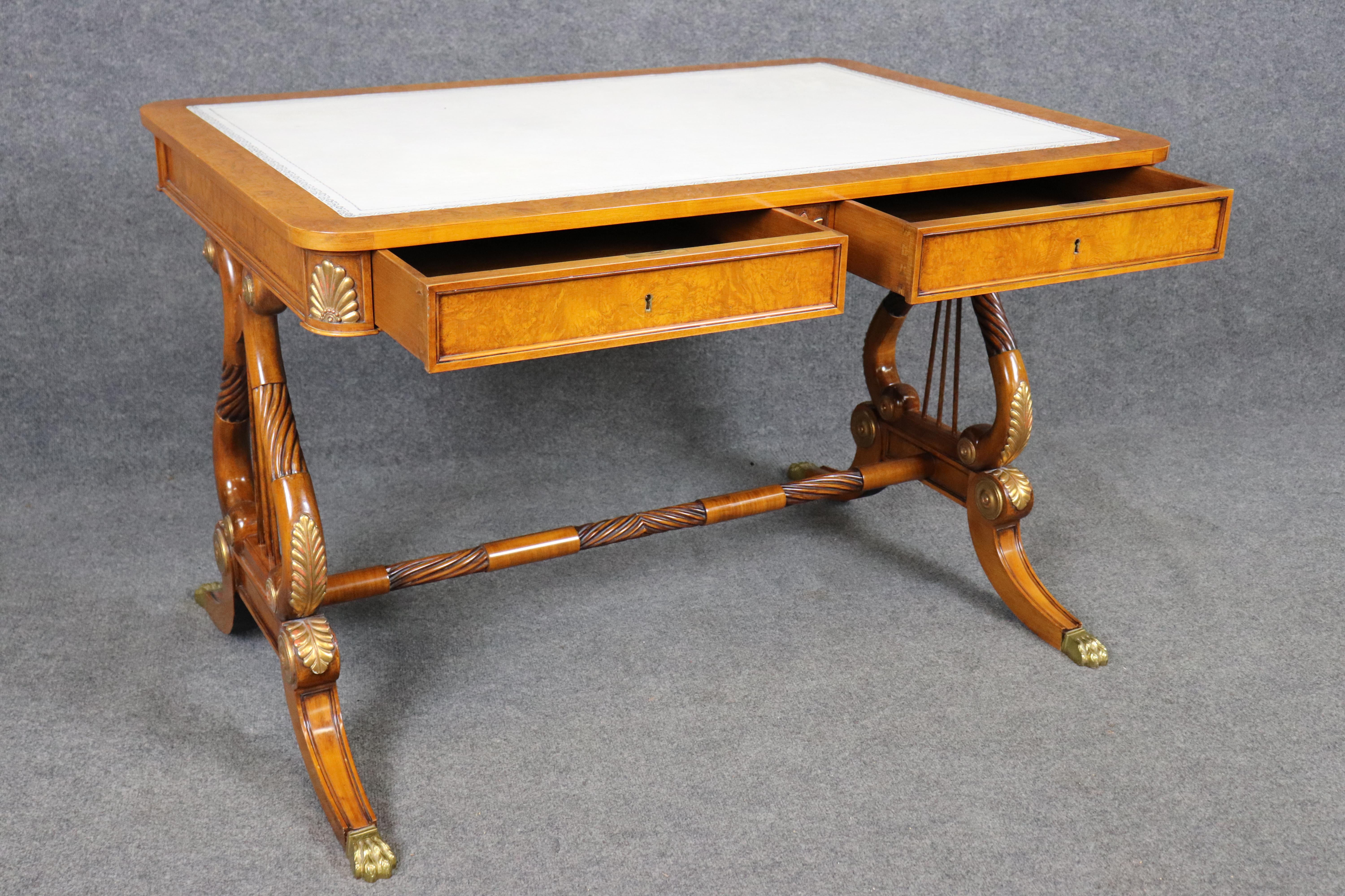 Italian Regency Style Embossed Leather Top Desk (20. Jahrhundert) im Angebot