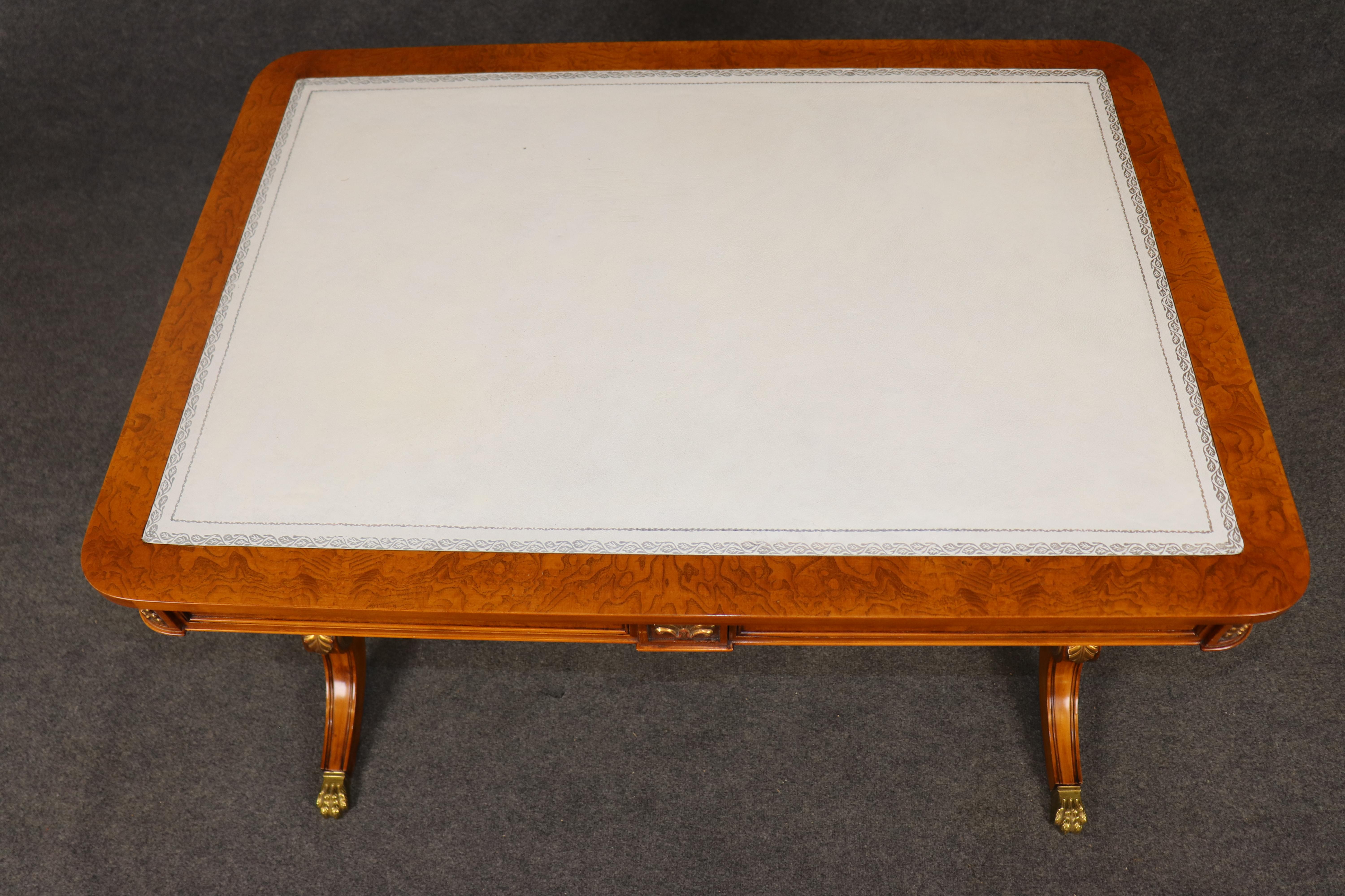 Italian Regency Style Embossed Leather Top Desk (Leder) im Angebot