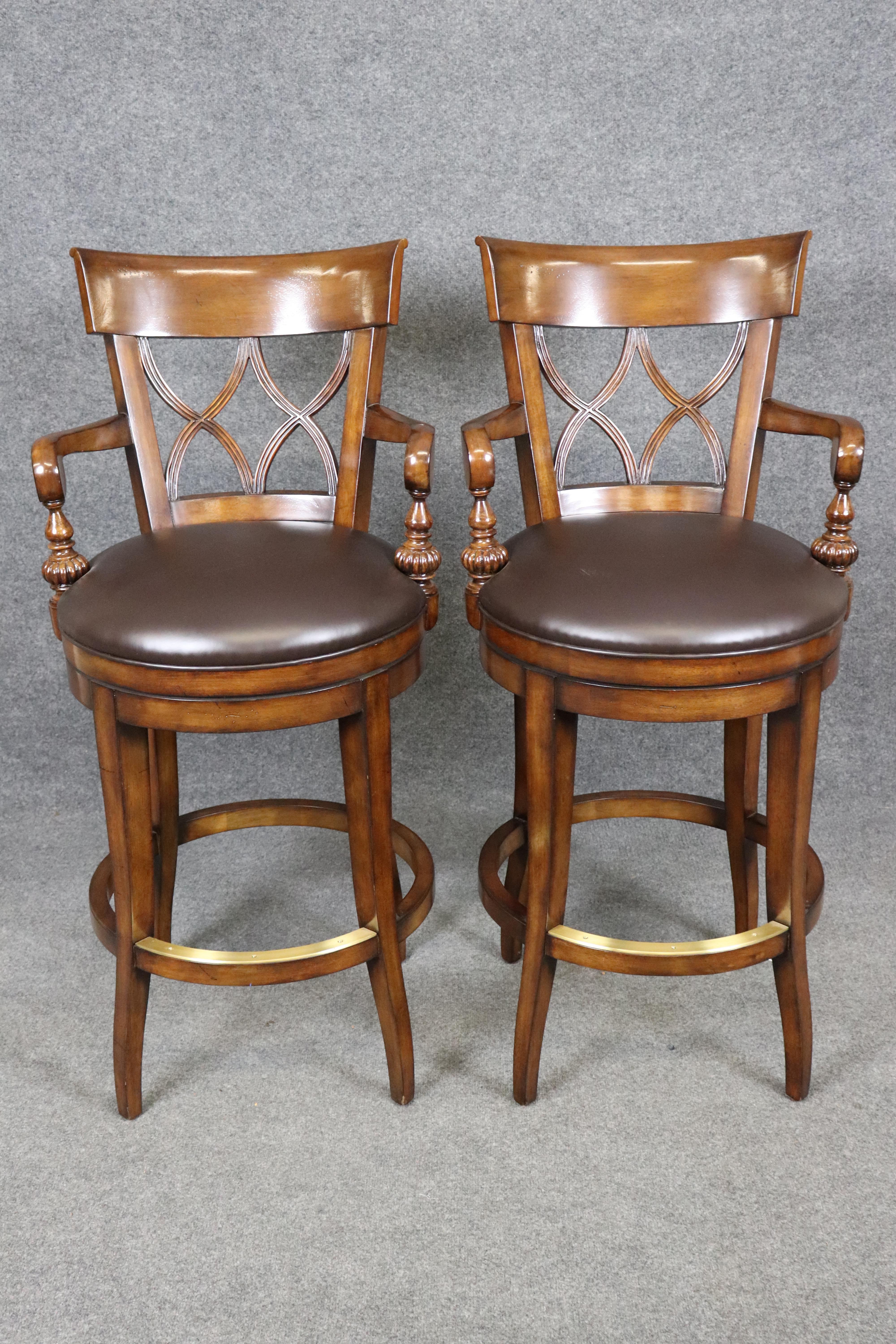 Country Quattro sgabelli da bar personalizzati in stile Theodore Alexander in pelle e finitura noce in vendita