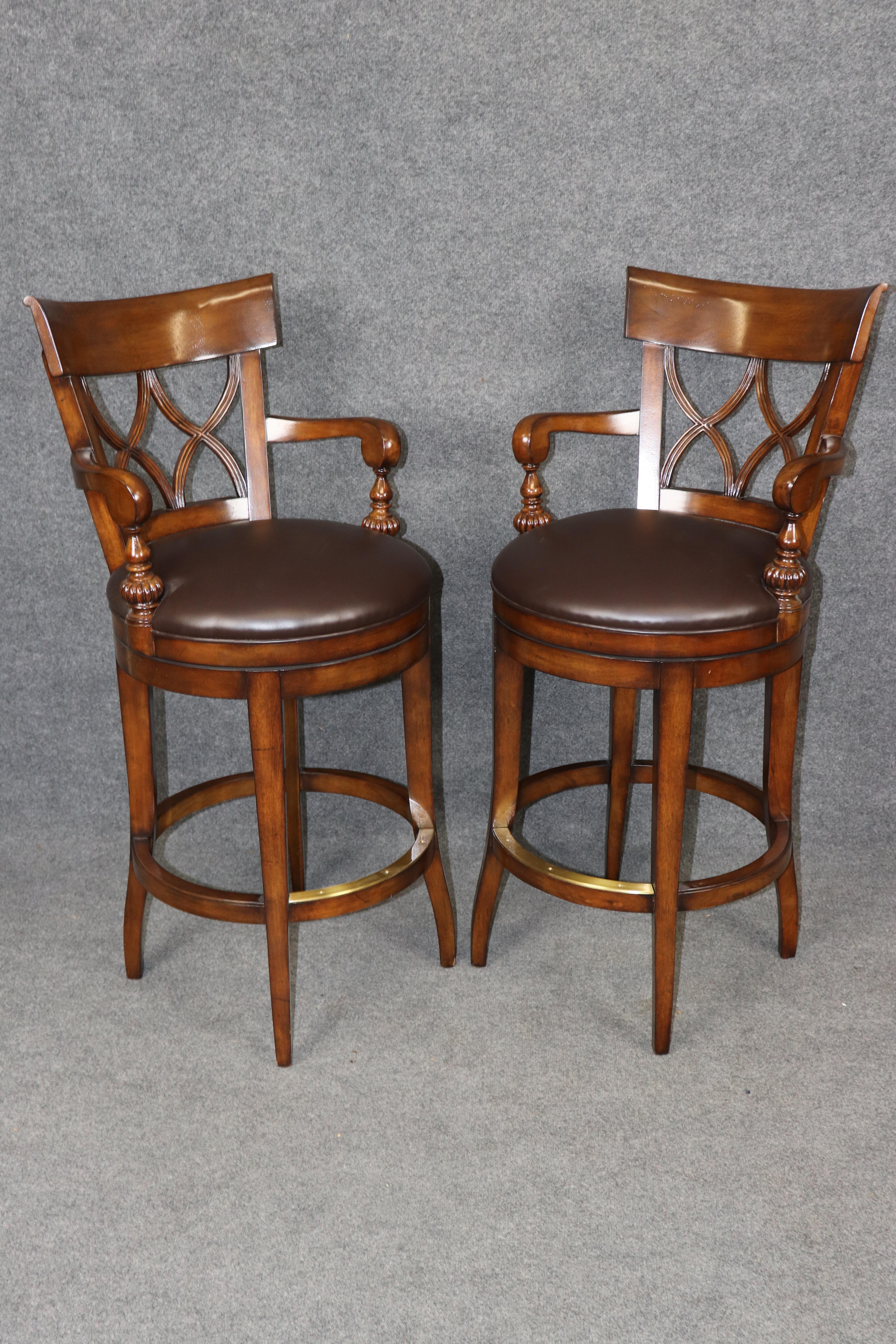Sconosciuto Quattro sgabelli da bar personalizzati in stile Theodore Alexander in pelle e finitura noce in vendita