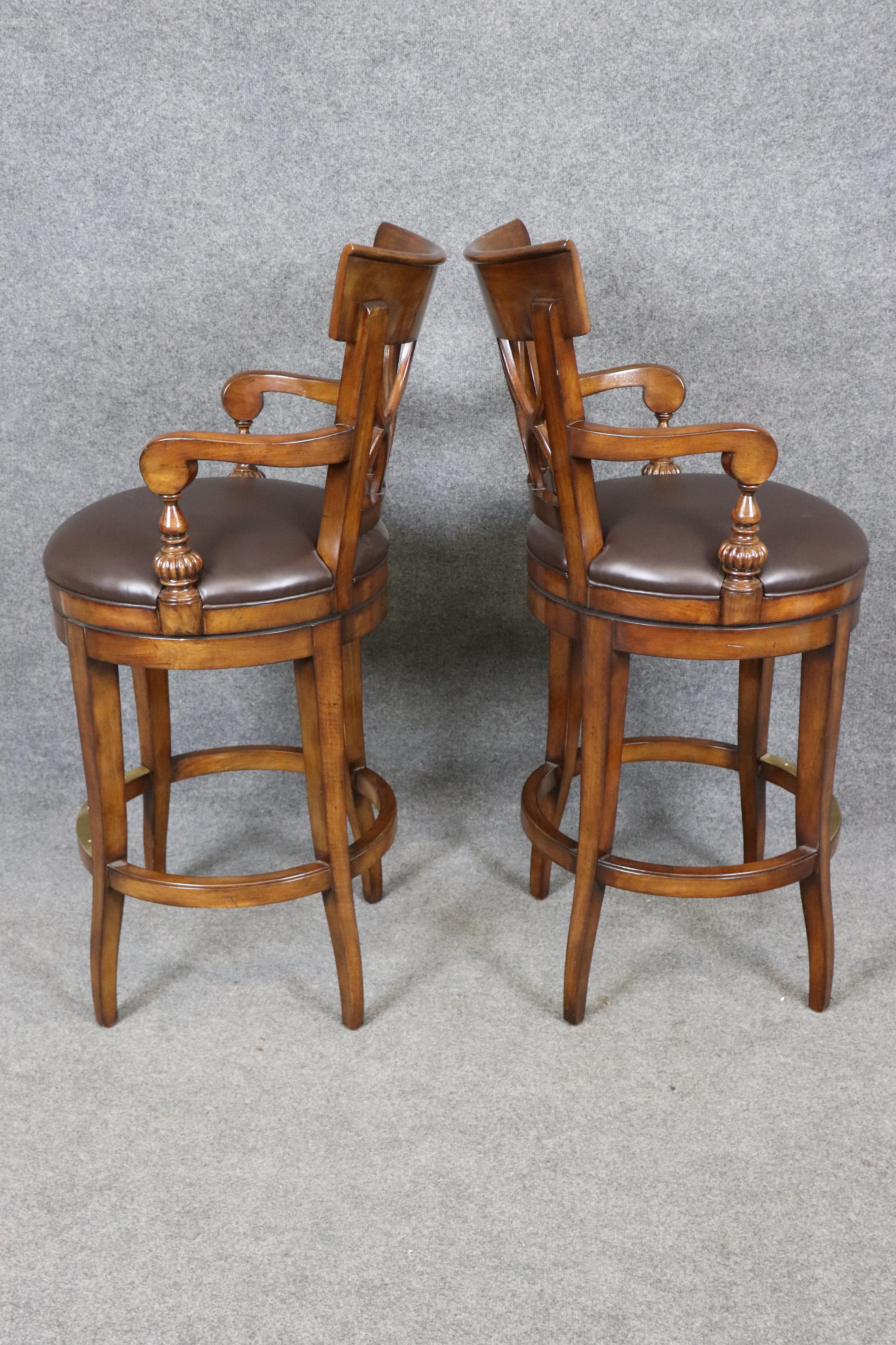XX secolo Quattro sgabelli da bar personalizzati in stile Theodore Alexander in pelle e finitura noce in vendita