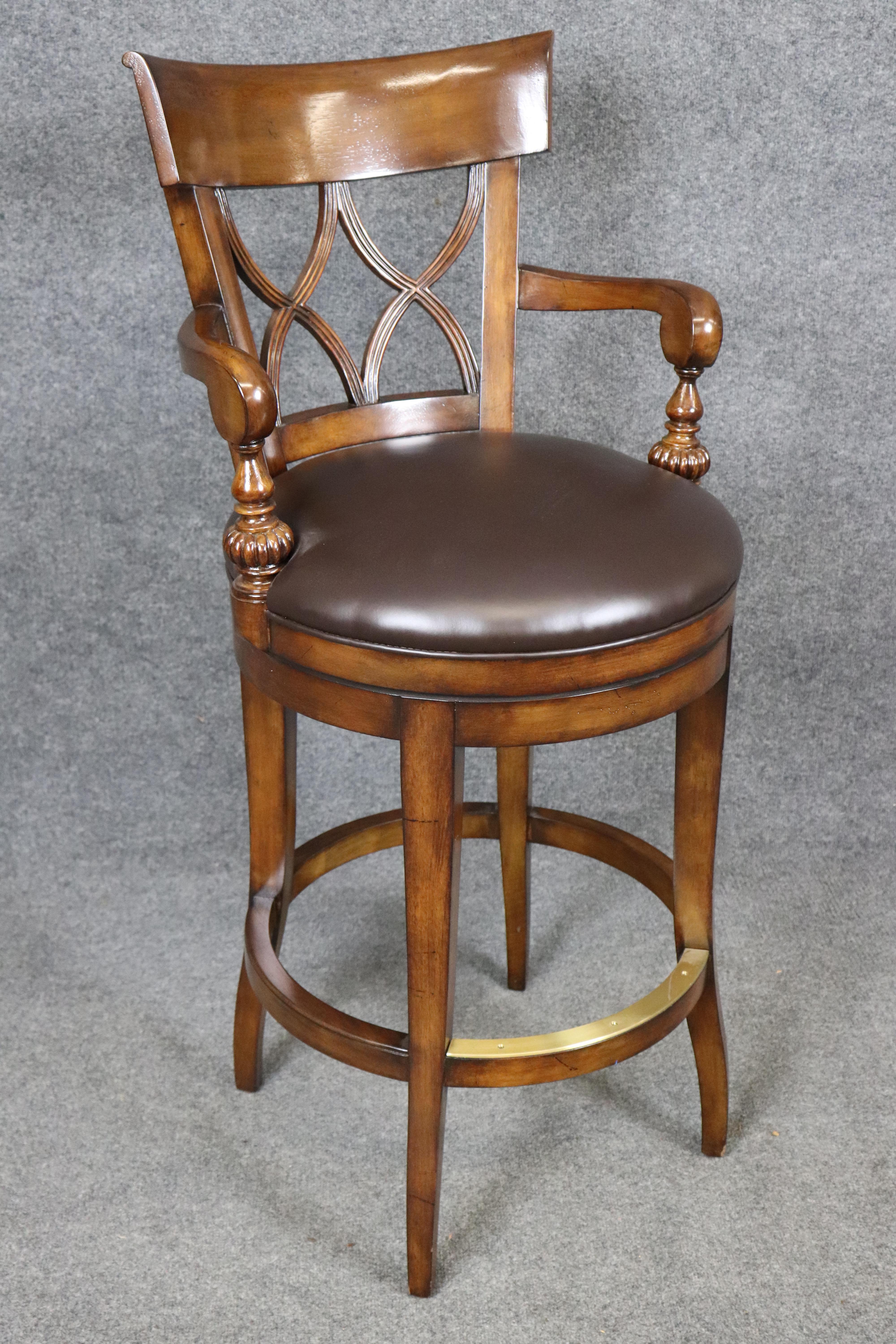 Metallo Quattro sgabelli da bar personalizzati in stile Theodore Alexander in pelle e finitura noce in vendita