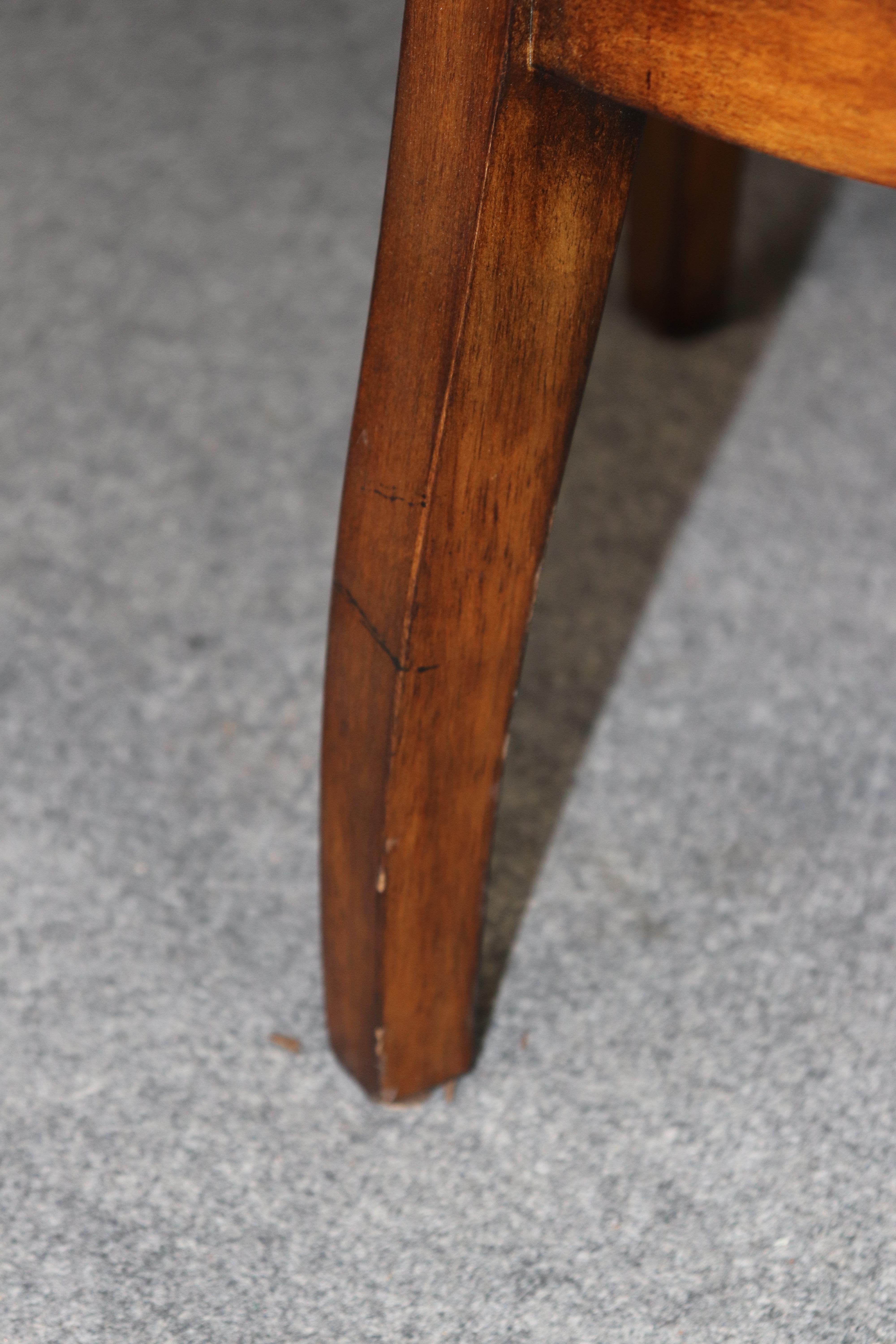 Quattro sgabelli da bar personalizzati in stile Theodore Alexander in pelle e finitura noce in vendita 6