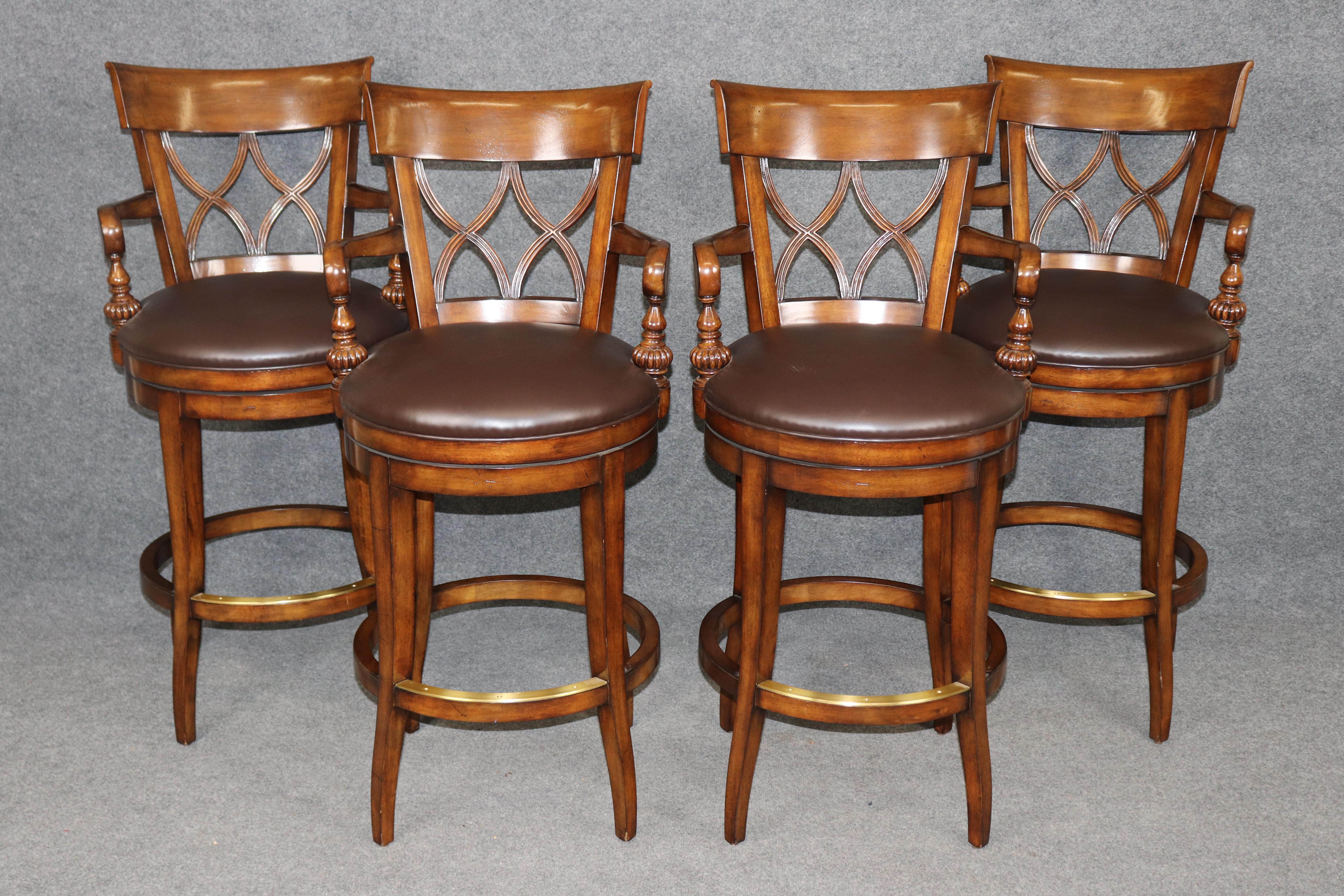Dimensioni - H. H. 46 pollici W: 22 in P: 23 3/4 in SH: 31 in 

Questo raffinato set di quattro sgabelli da bar personalizzati esemplifica l'eleganza raffinata e la maestria superiore sinonimo della celebre estetica del design di Theodore Alexander.