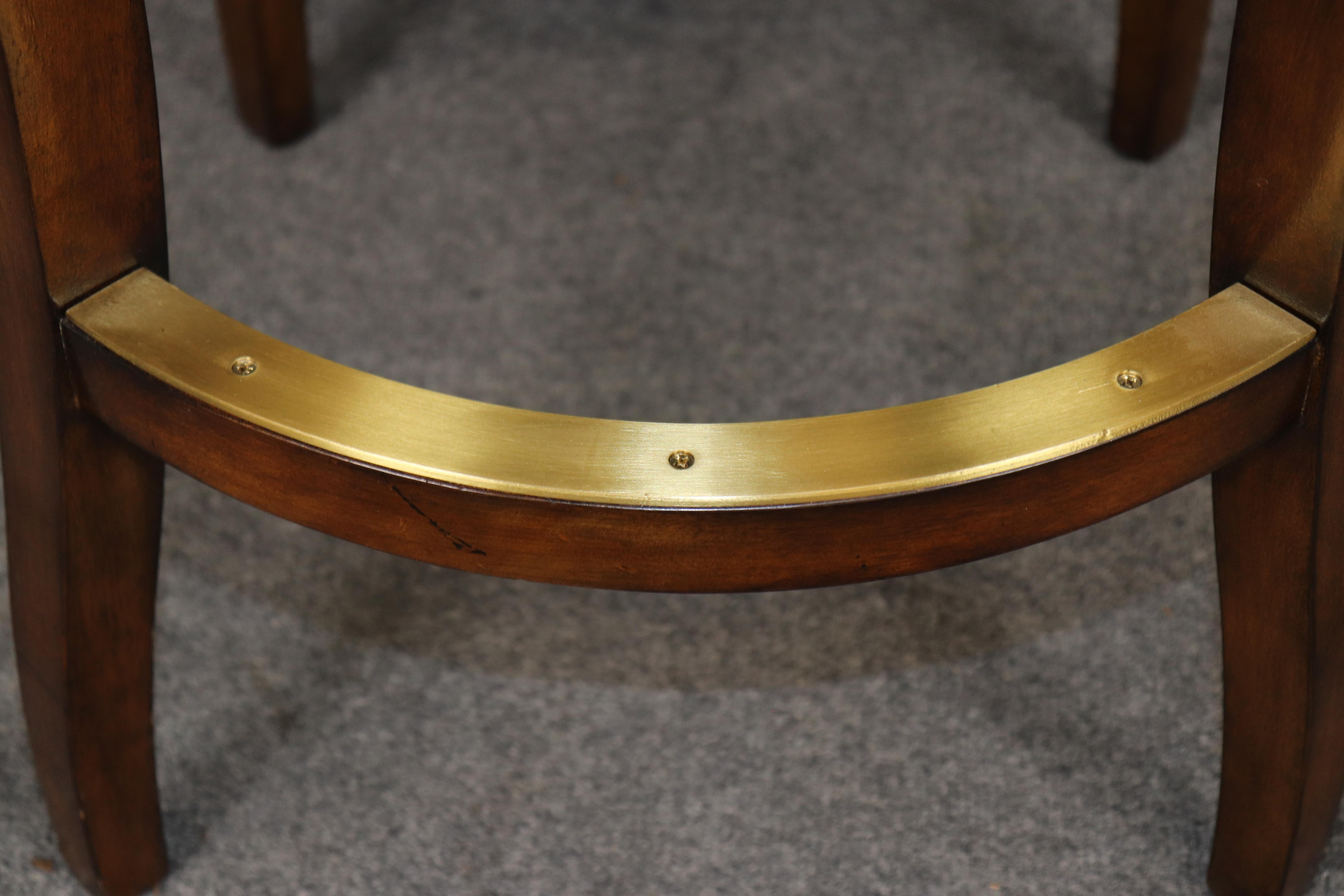 Quattro sgabelli da bar personalizzati in stile Theodore Alexander in pelle e finitura noce in vendita 5