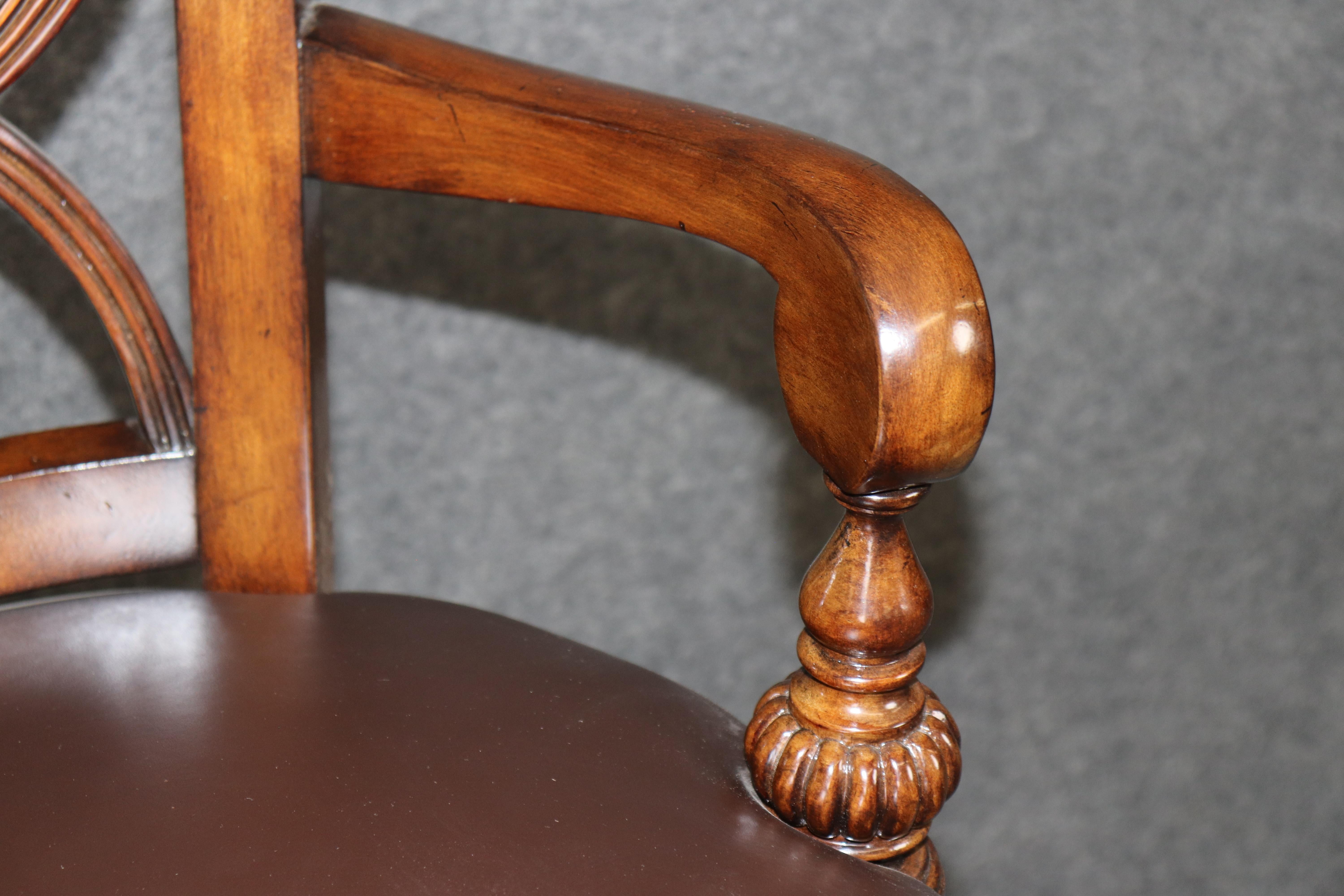 Quattro sgabelli da bar personalizzati in stile Theodore Alexander in pelle e finitura noce in vendita 2