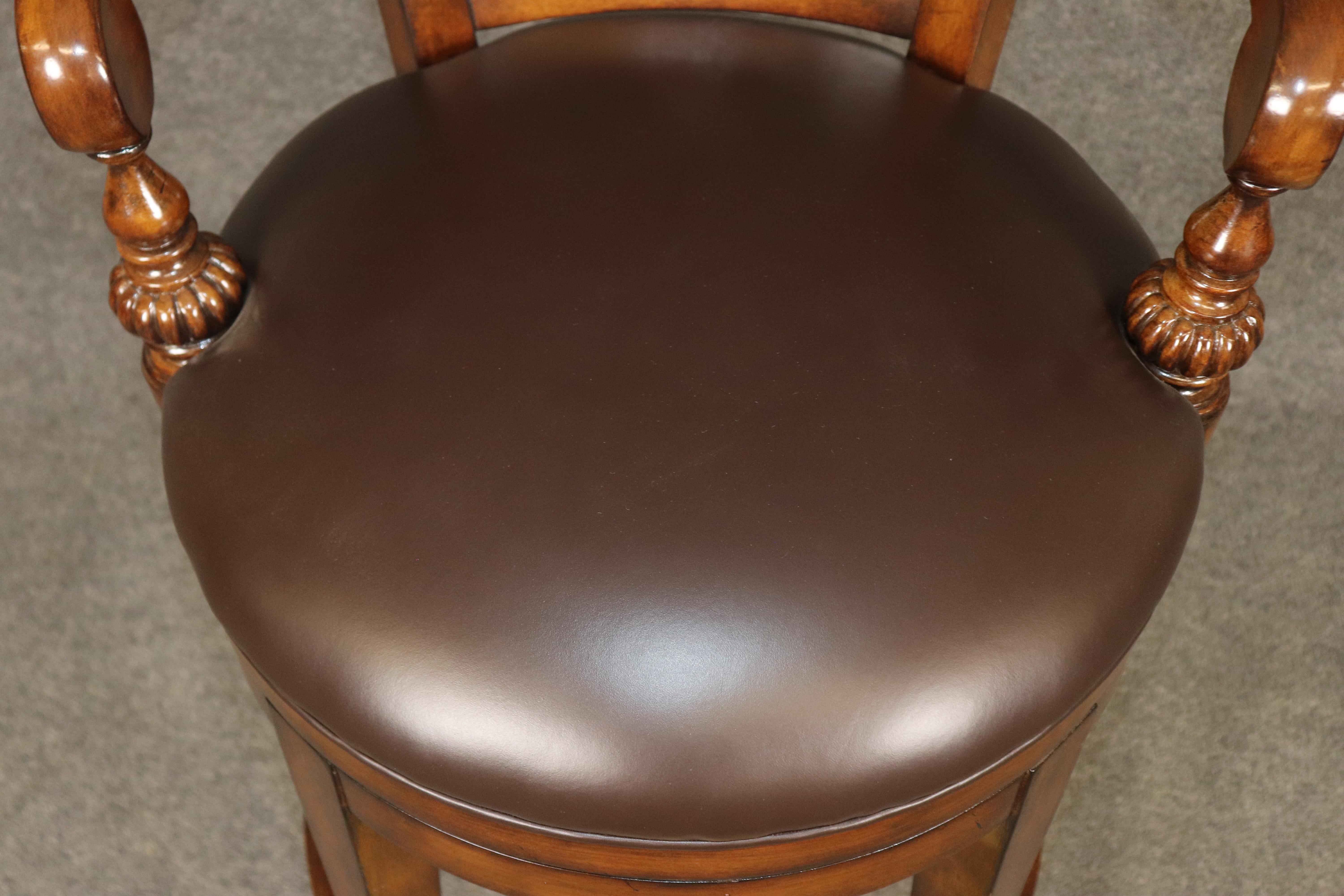 Quattro sgabelli da bar personalizzati in stile Theodore Alexander in pelle e finitura noce in vendita 3