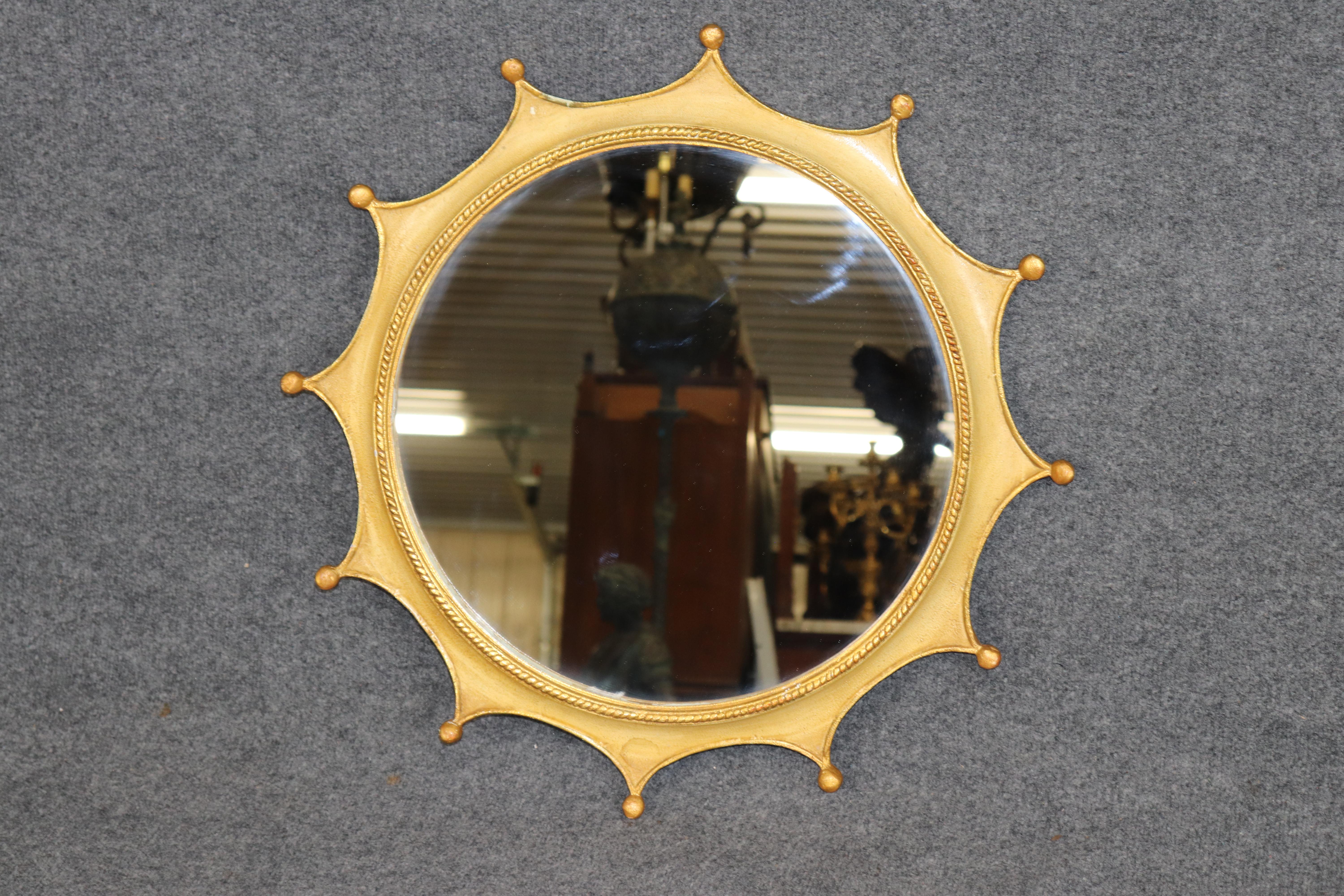 Dimensioni - H: 26 1/4 in L: 26 1/4 in P: 1 1/4 in 

Questo straordinario specchio a corona rappresenta l'apice assoluto delle arti decorative italiane di metà secolo, creato dai leggendari laboratori Palladio durante il periodo di trasformazione