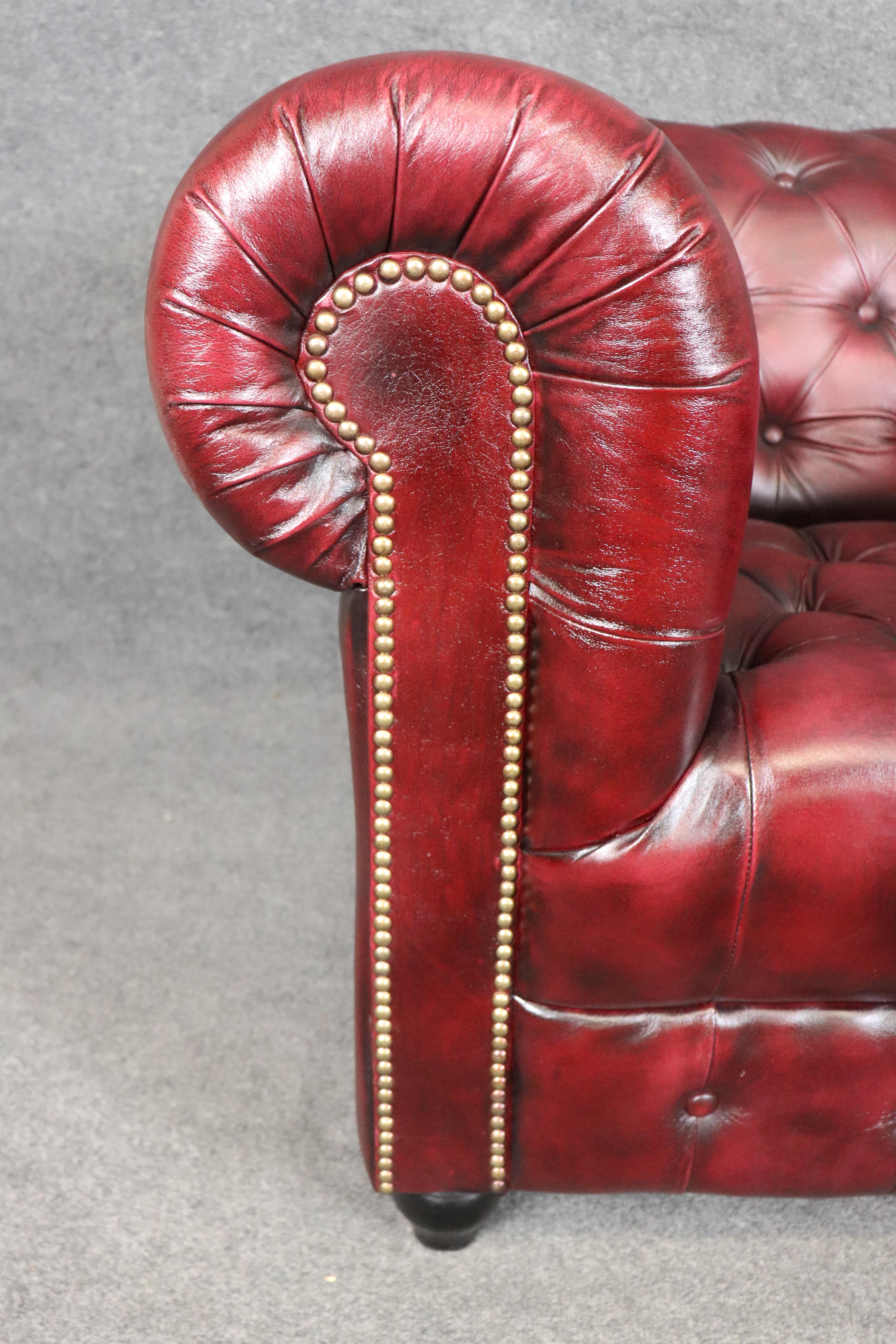Paire de fauteuils club de style Chesterfield en cuir bourgogne touffeté vintage en vente 2