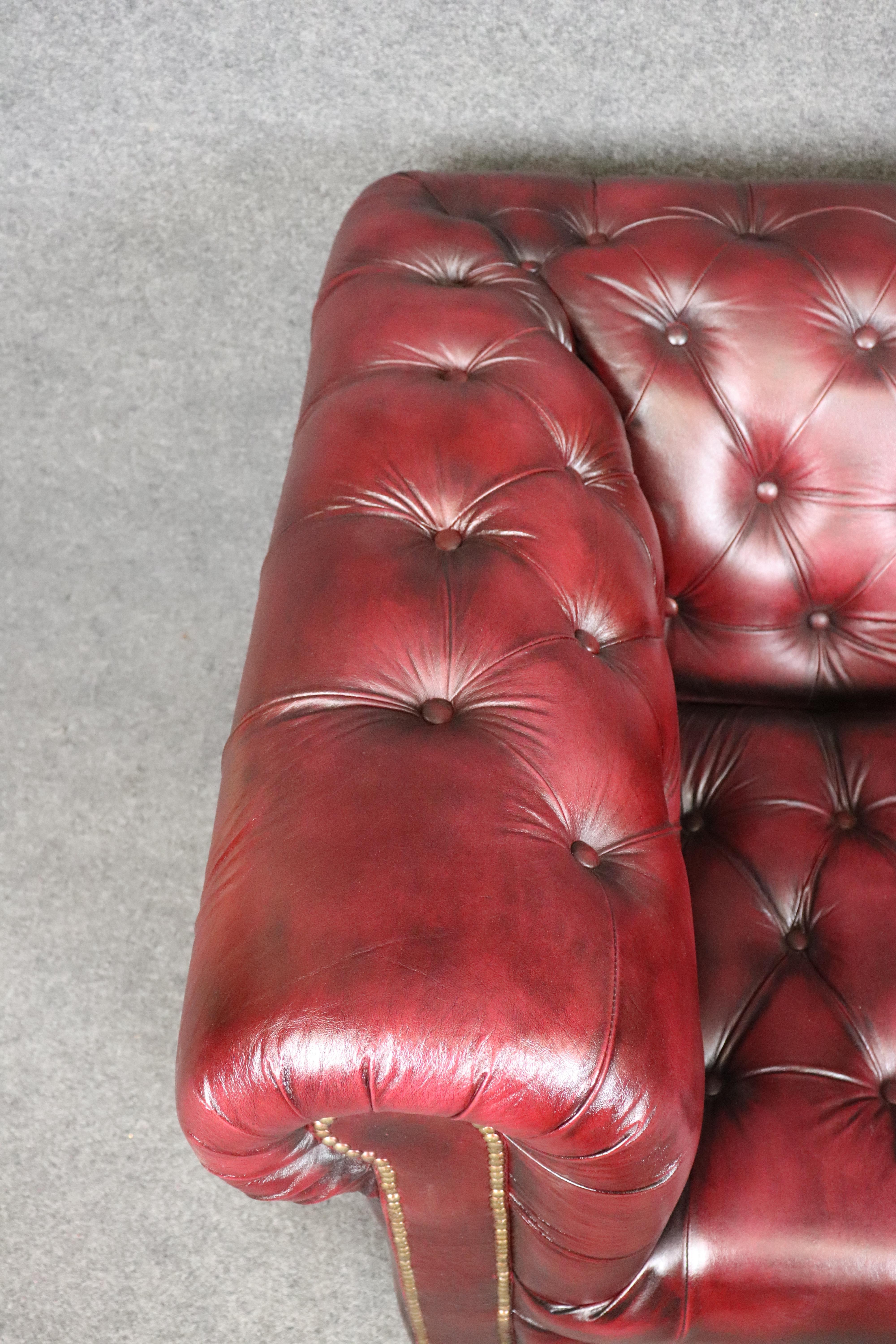 Paire de fauteuils club de style Chesterfield en cuir bourgogne touffeté vintage en vente 5