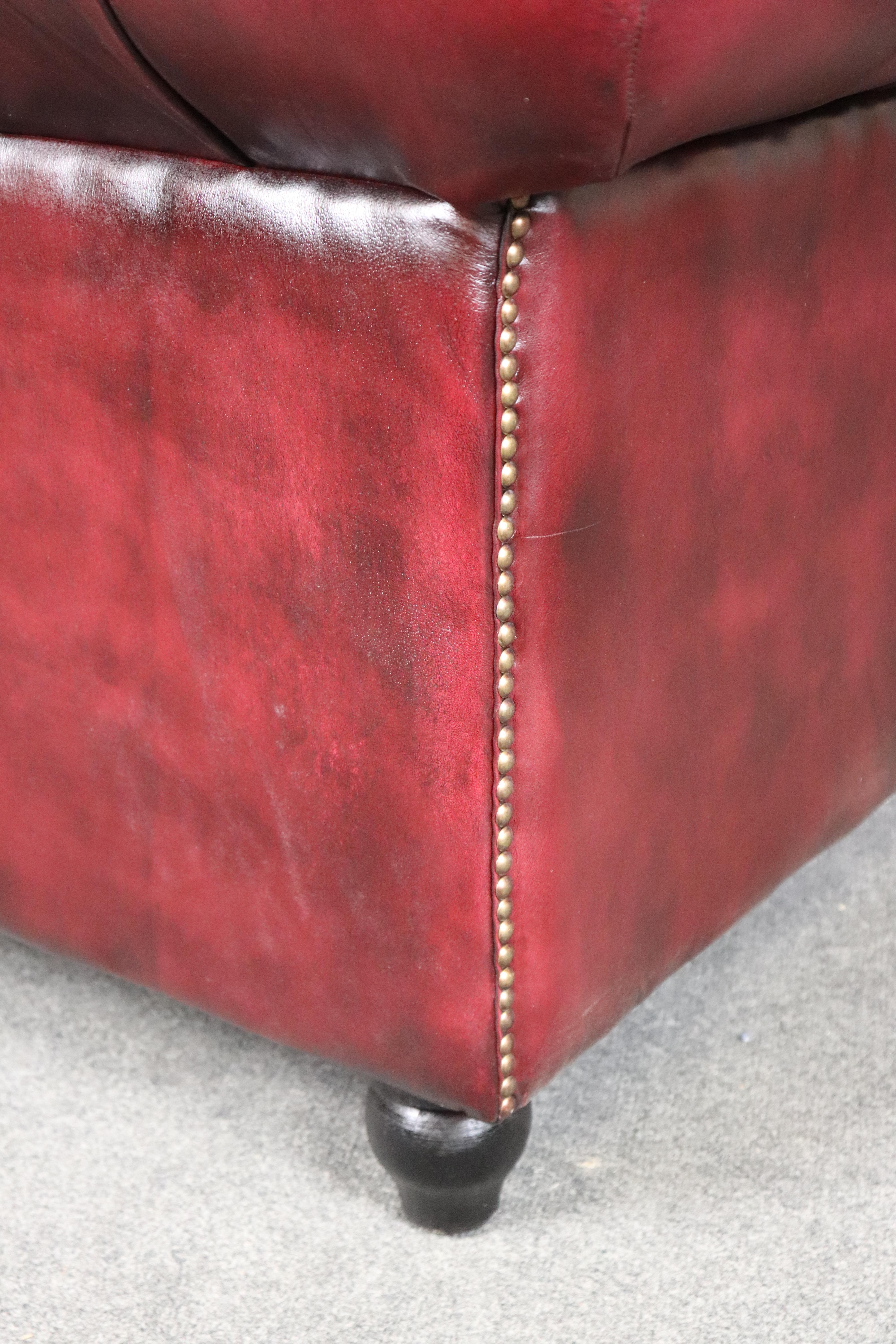 Paire de fauteuils club de style Chesterfield en cuir bourgogne touffeté vintage en vente 10