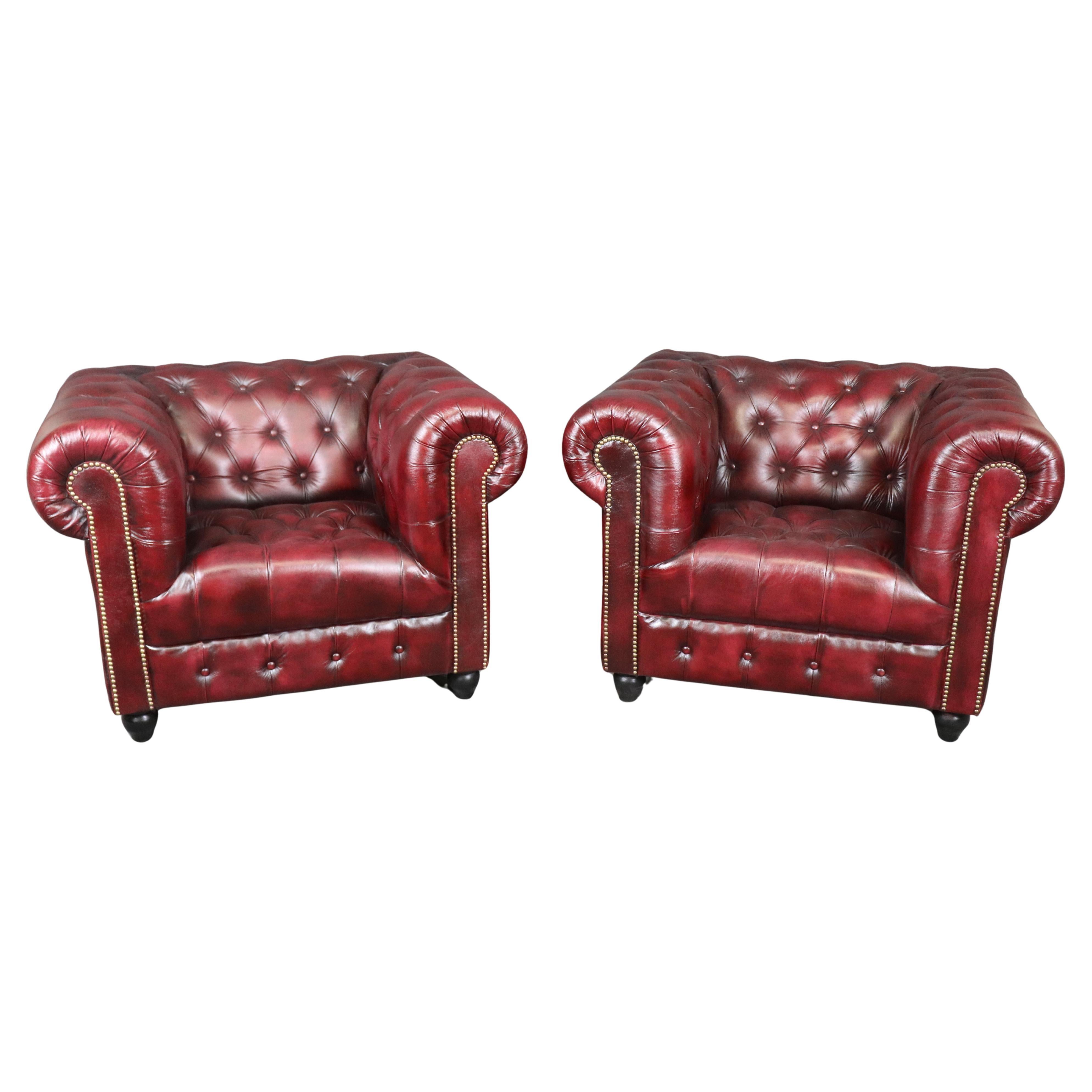 Paire de fauteuils club de style Chesterfield en cuir bourgogne touffeté vintage