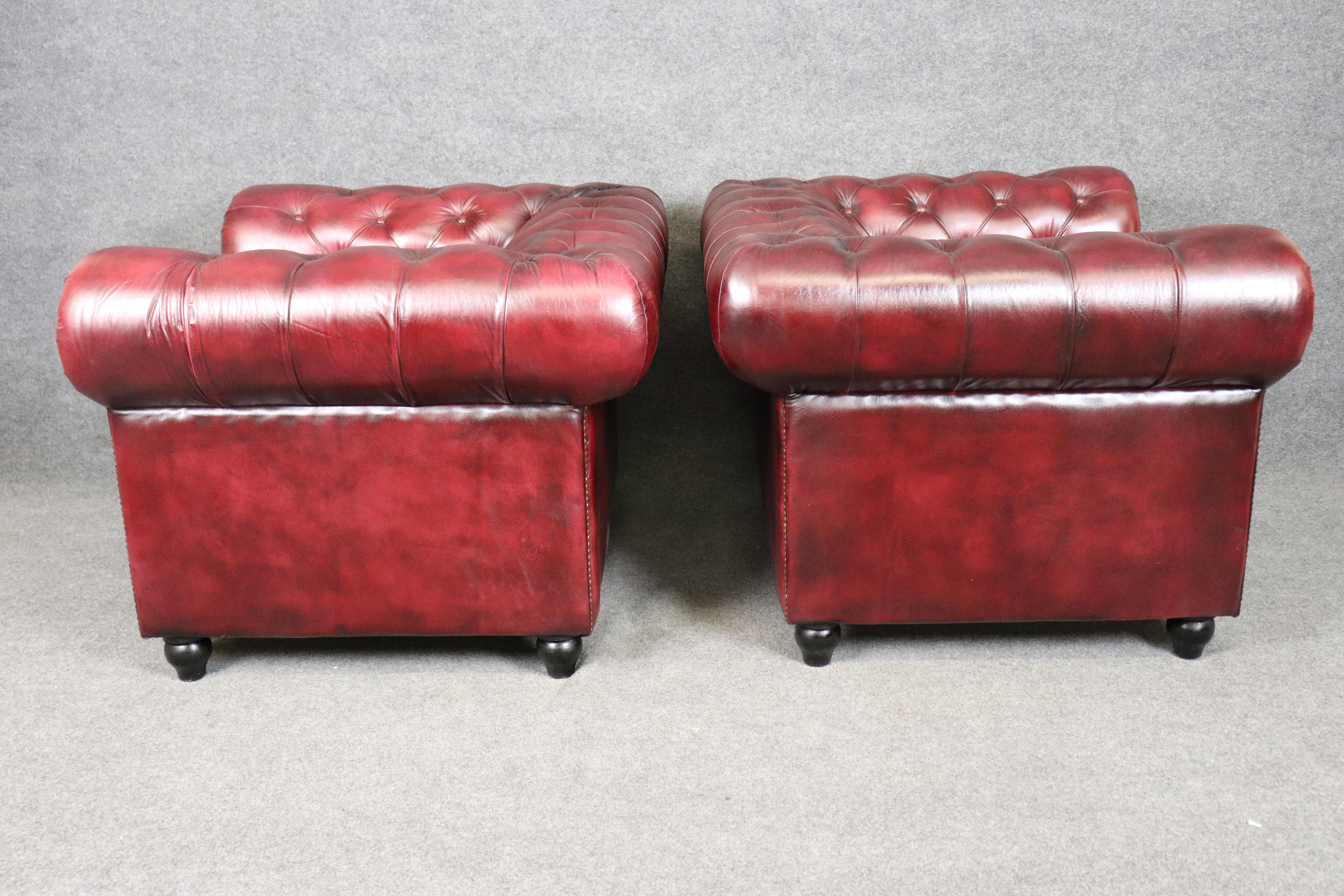 Fait main Paire de fauteuils club de style Chesterfield en cuir bourgogne touffeté vintage en vente