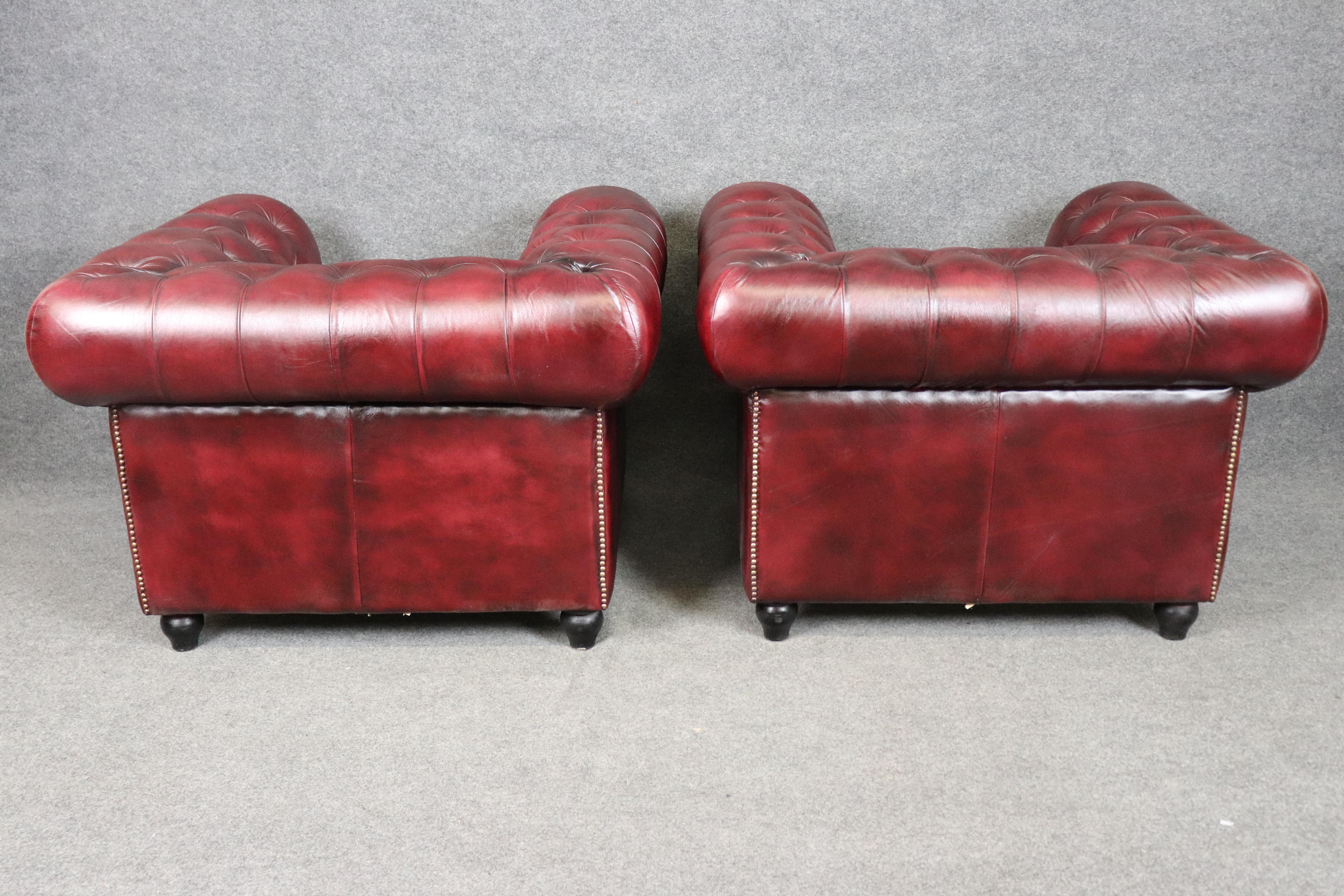 Paire de fauteuils club de style Chesterfield en cuir bourgogne touffeté vintage Bon état - En vente à Swedesboro, NJ