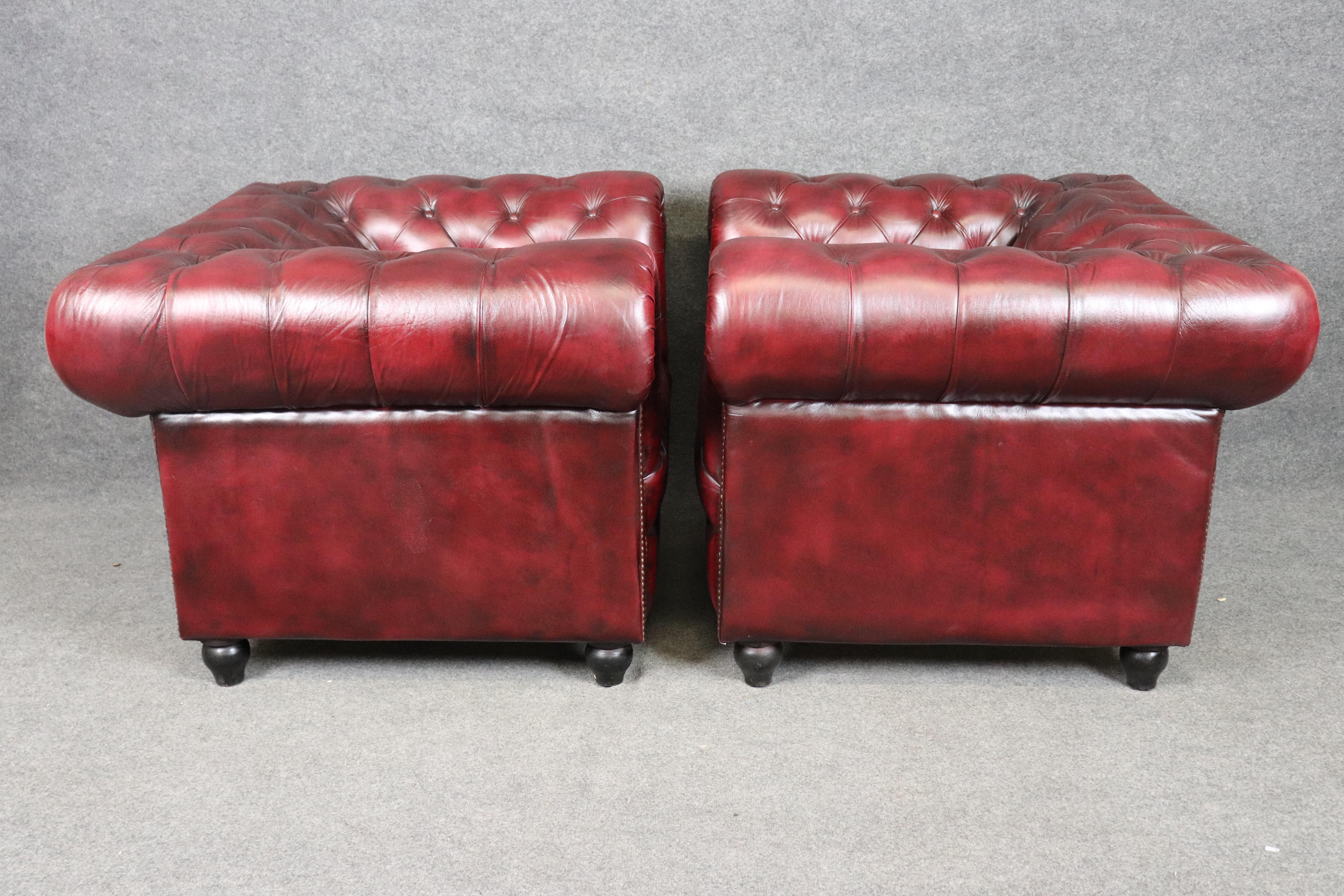 XXIe siècle et contemporain Paire de fauteuils club de style Chesterfield en cuir bourgogne touffeté vintage en vente