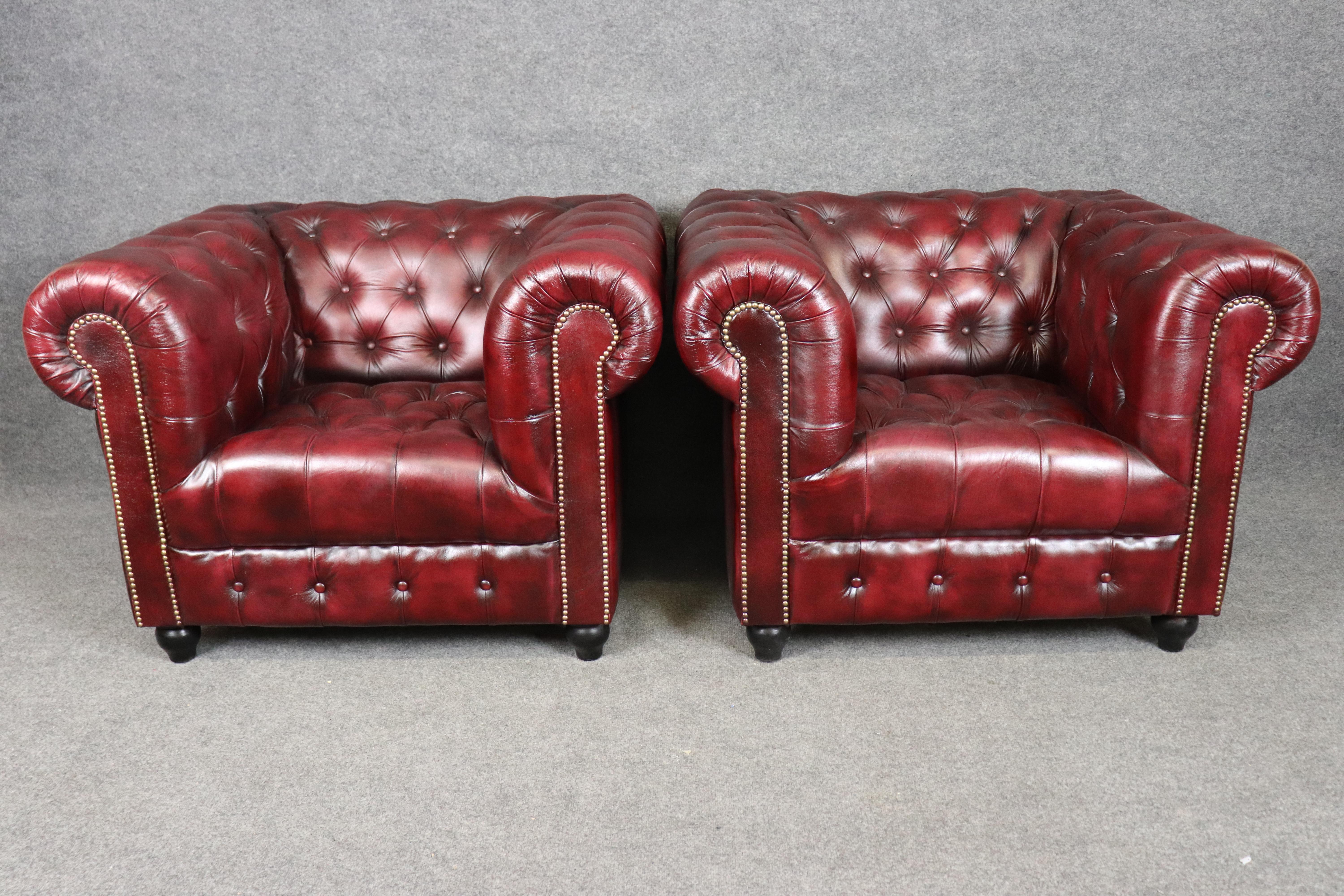 Anglais Paire de fauteuils club de style Chesterfield en cuir bourgogne touffeté vintage en vente