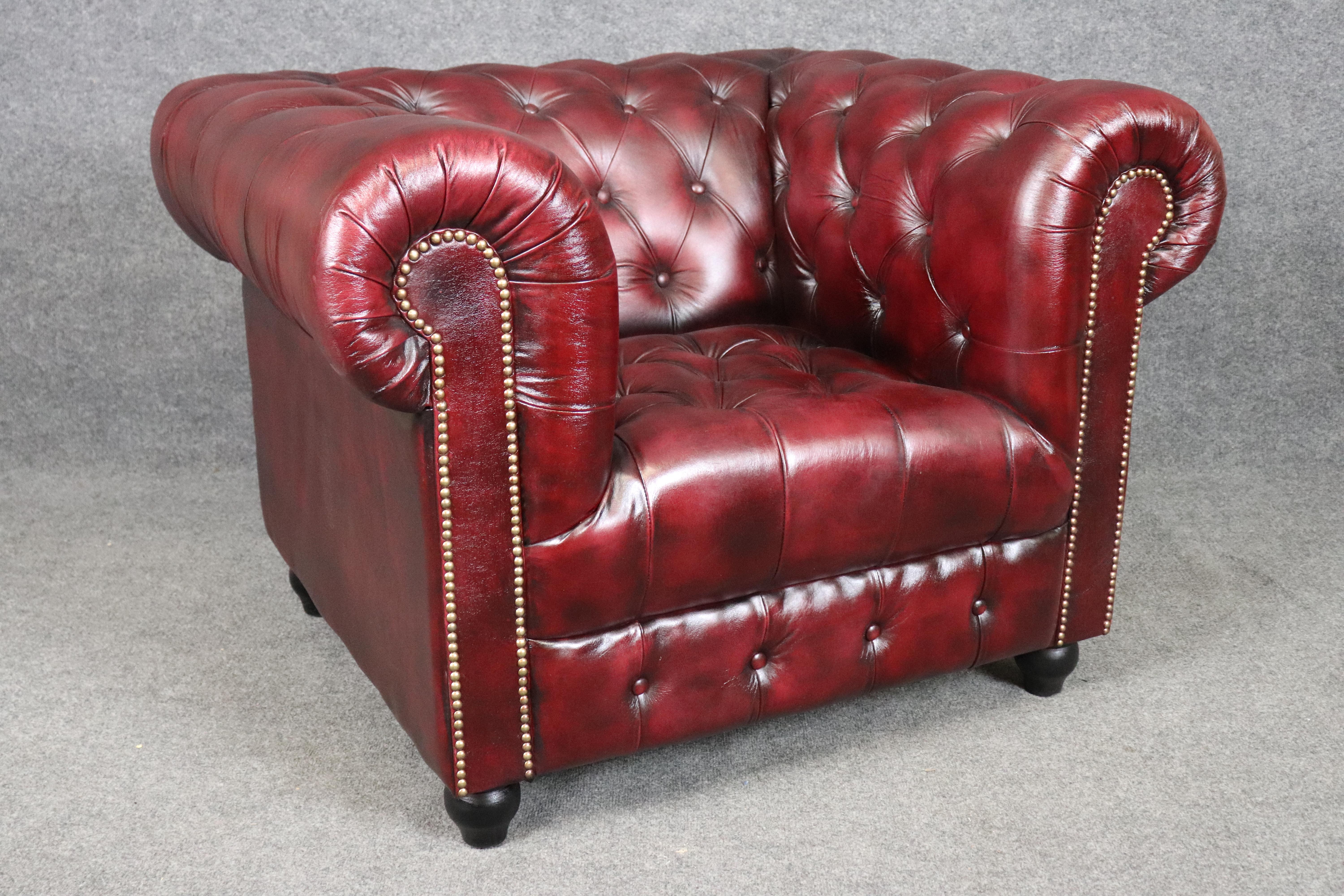 Cuir Paire de fauteuils club de style Chesterfield en cuir bourgogne touffeté vintage en vente