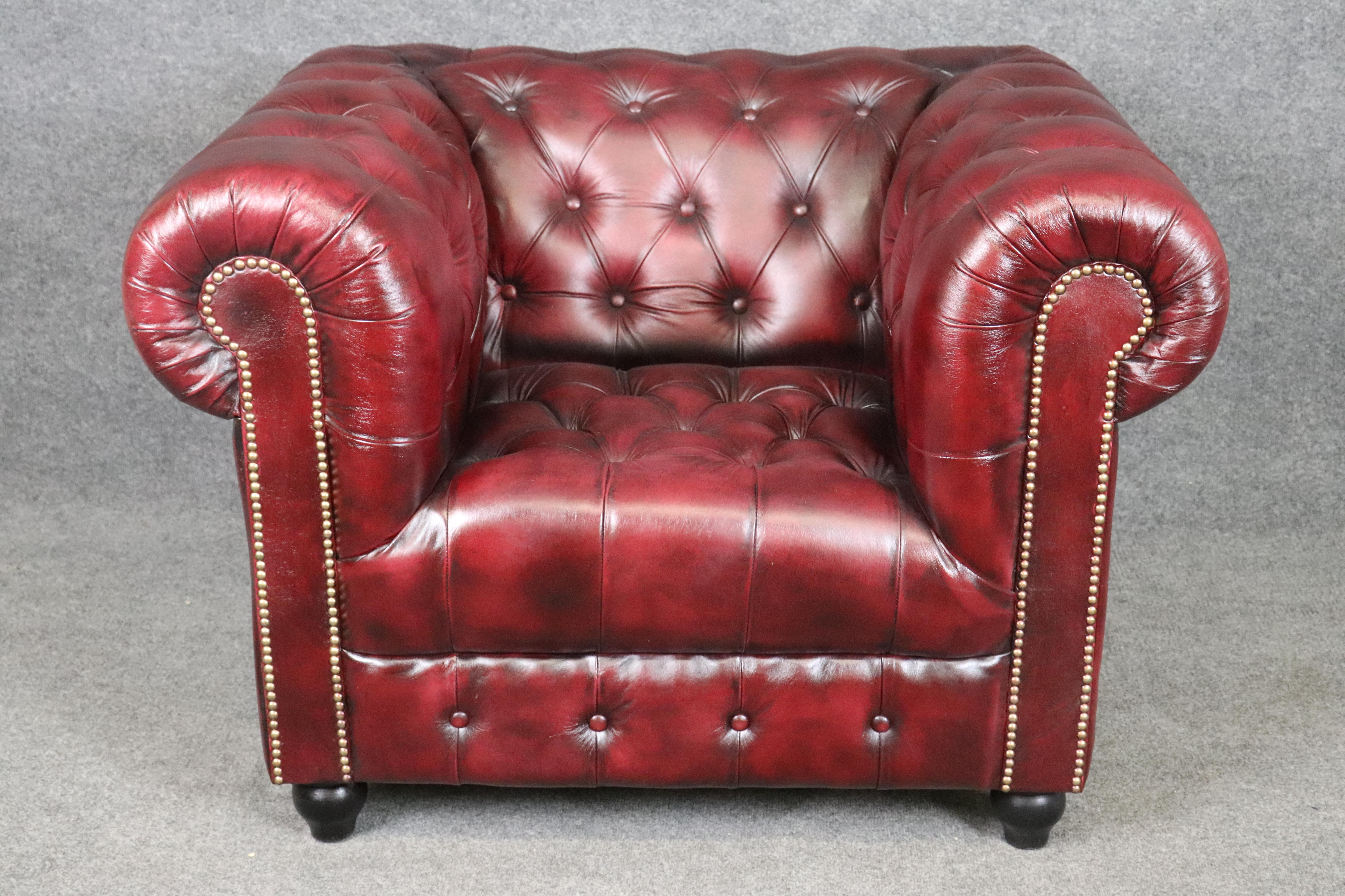 Paire de fauteuils club de style Chesterfield en cuir bourgogne touffeté vintage en vente 1