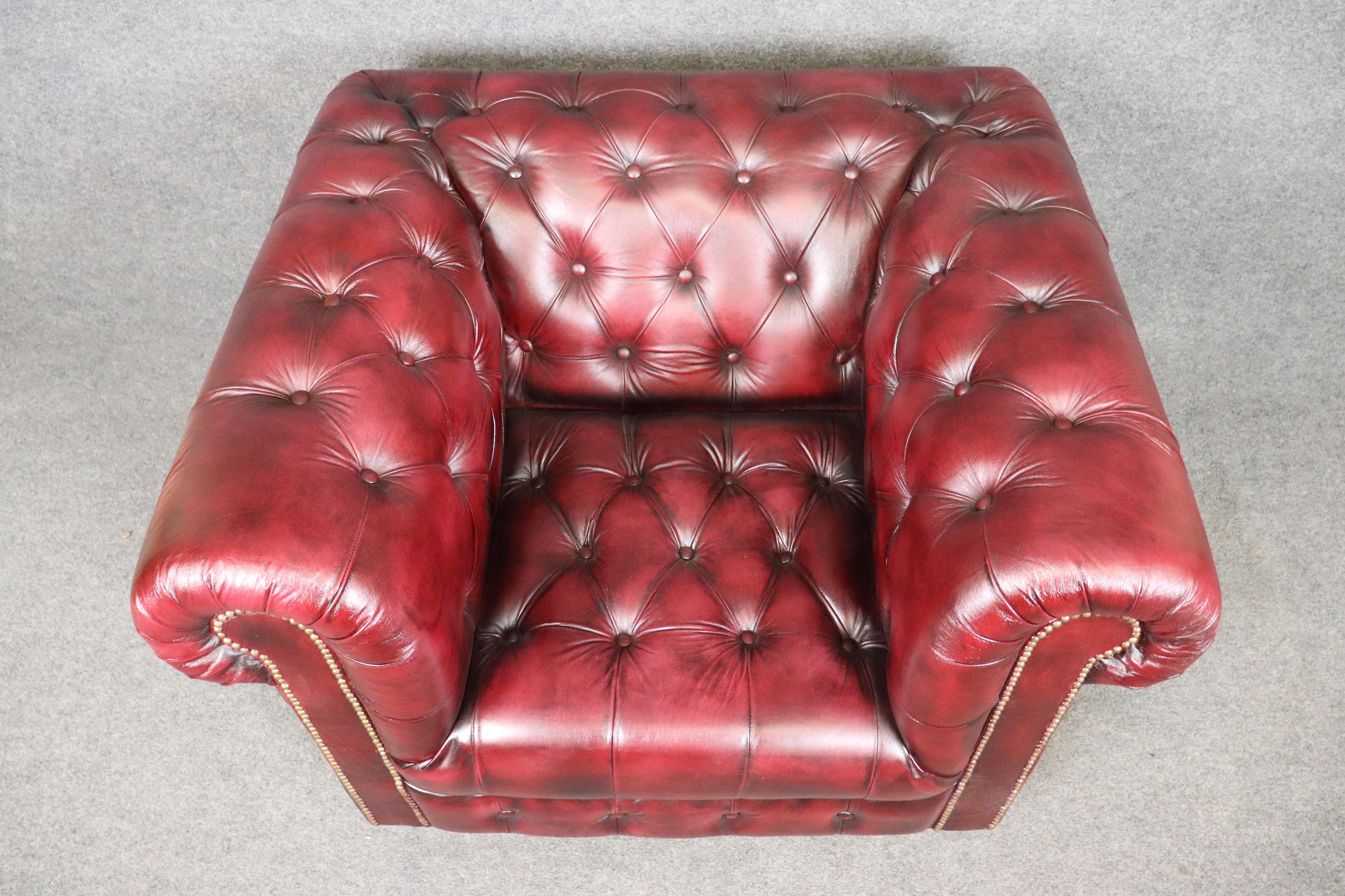 Paire de fauteuils club de style Chesterfield en cuir bourgogne touffeté vintage en vente 6