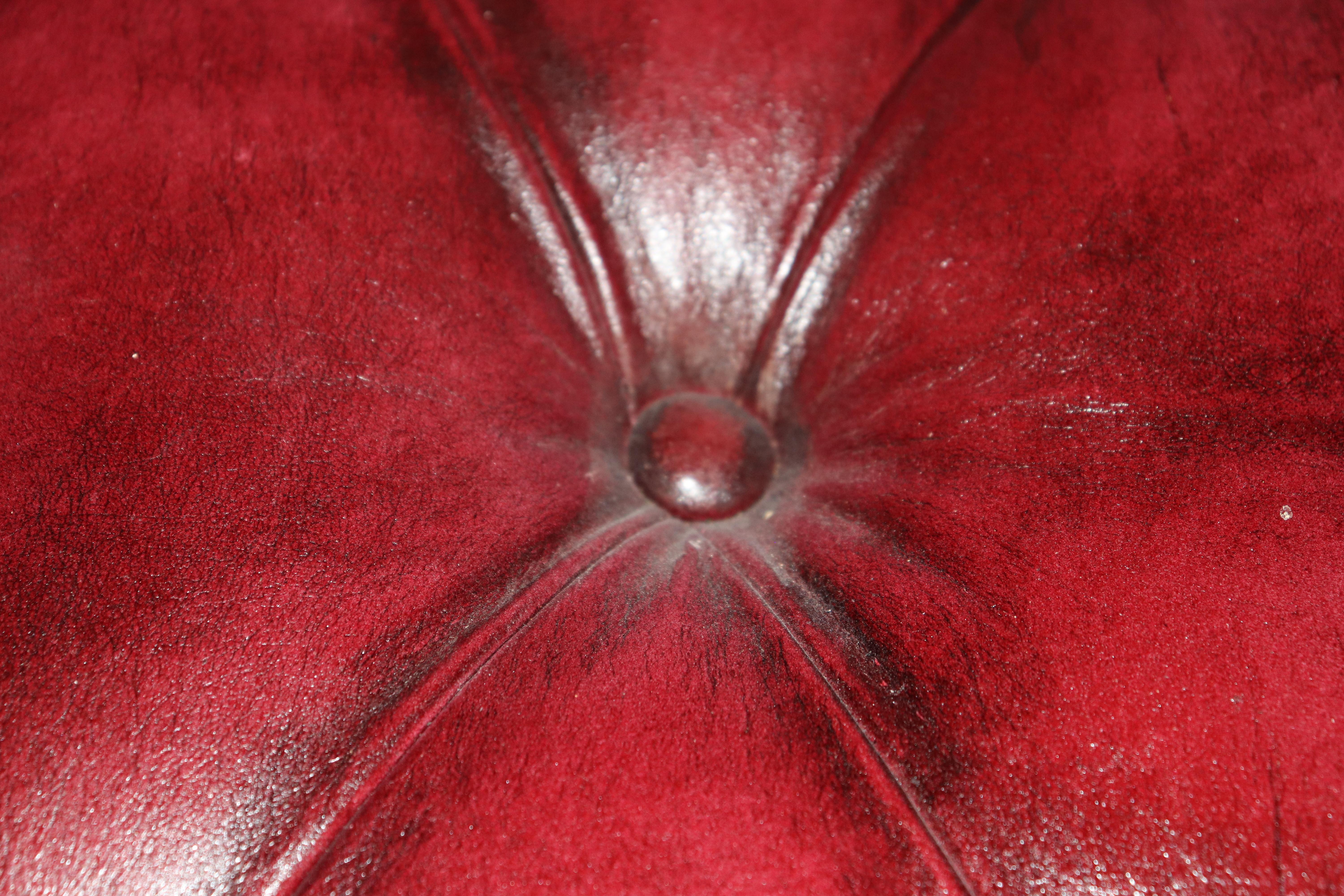 Paire de fauteuils club de style Chesterfield en cuir bourgogne touffeté vintage en vente 9