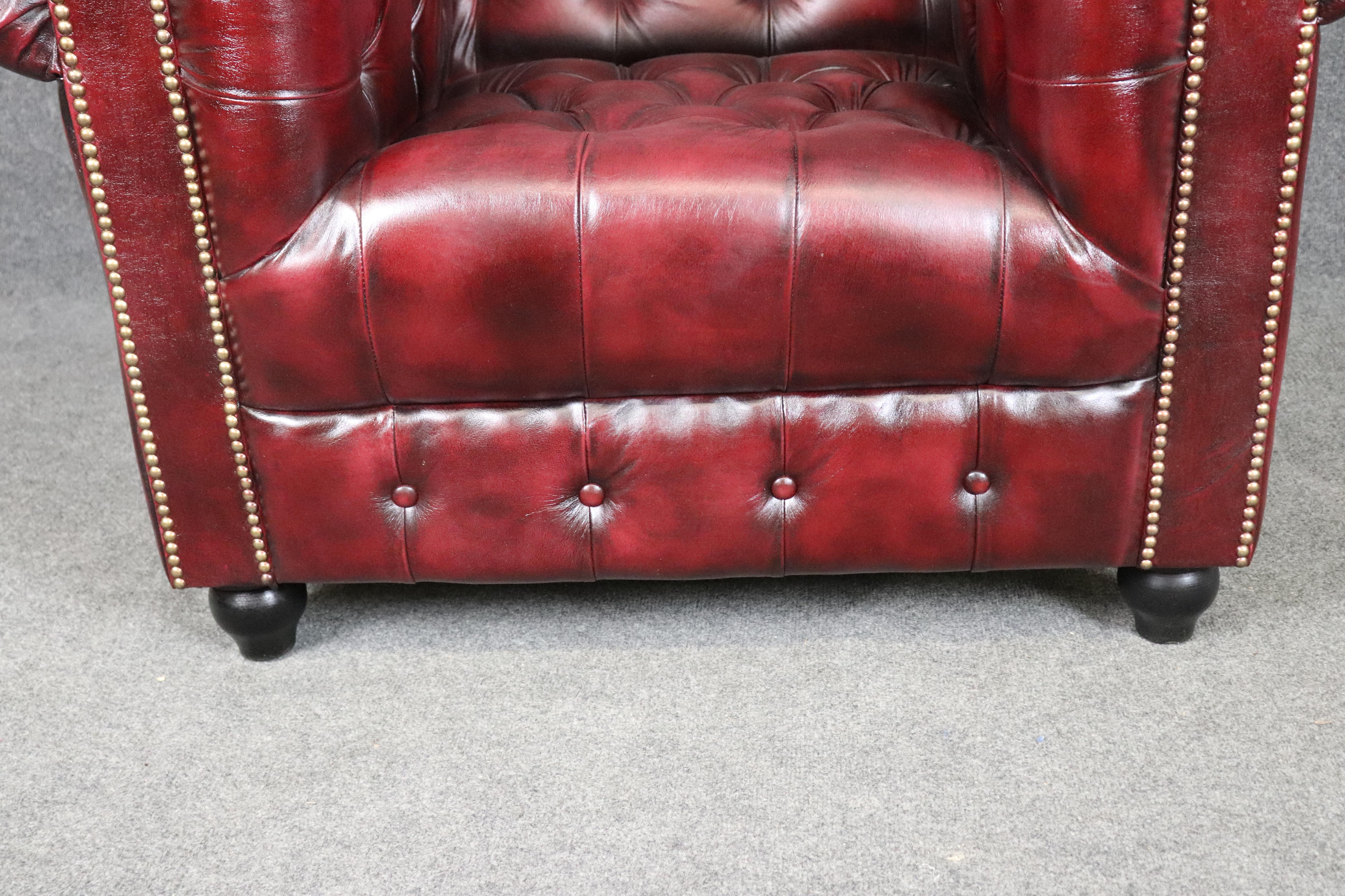Paire de fauteuils club de style Chesterfield en cuir bourgogne touffeté vintage en vente 8