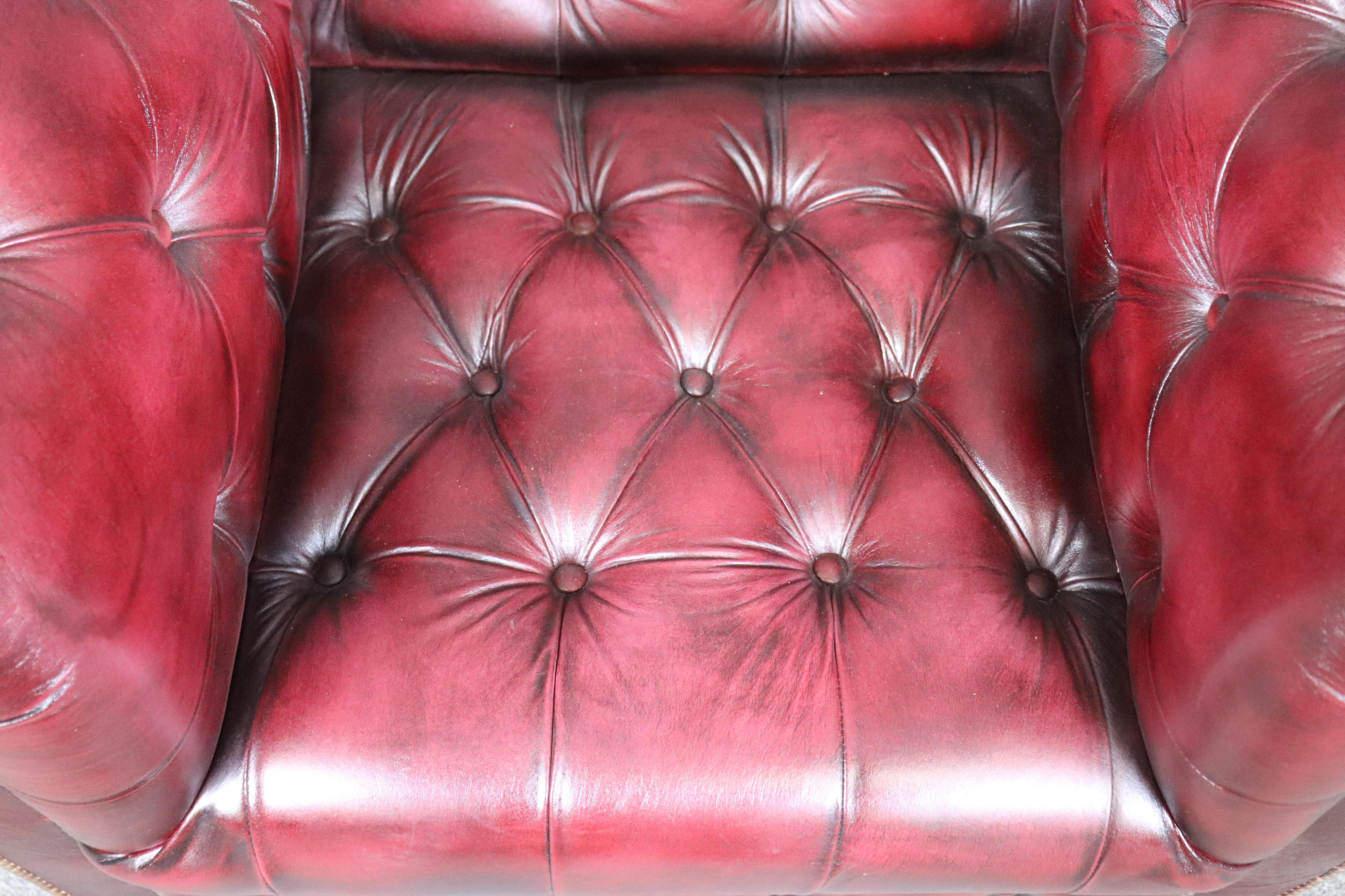 Paire de fauteuils club de style Chesterfield en cuir bourgogne touffeté vintage en vente 7